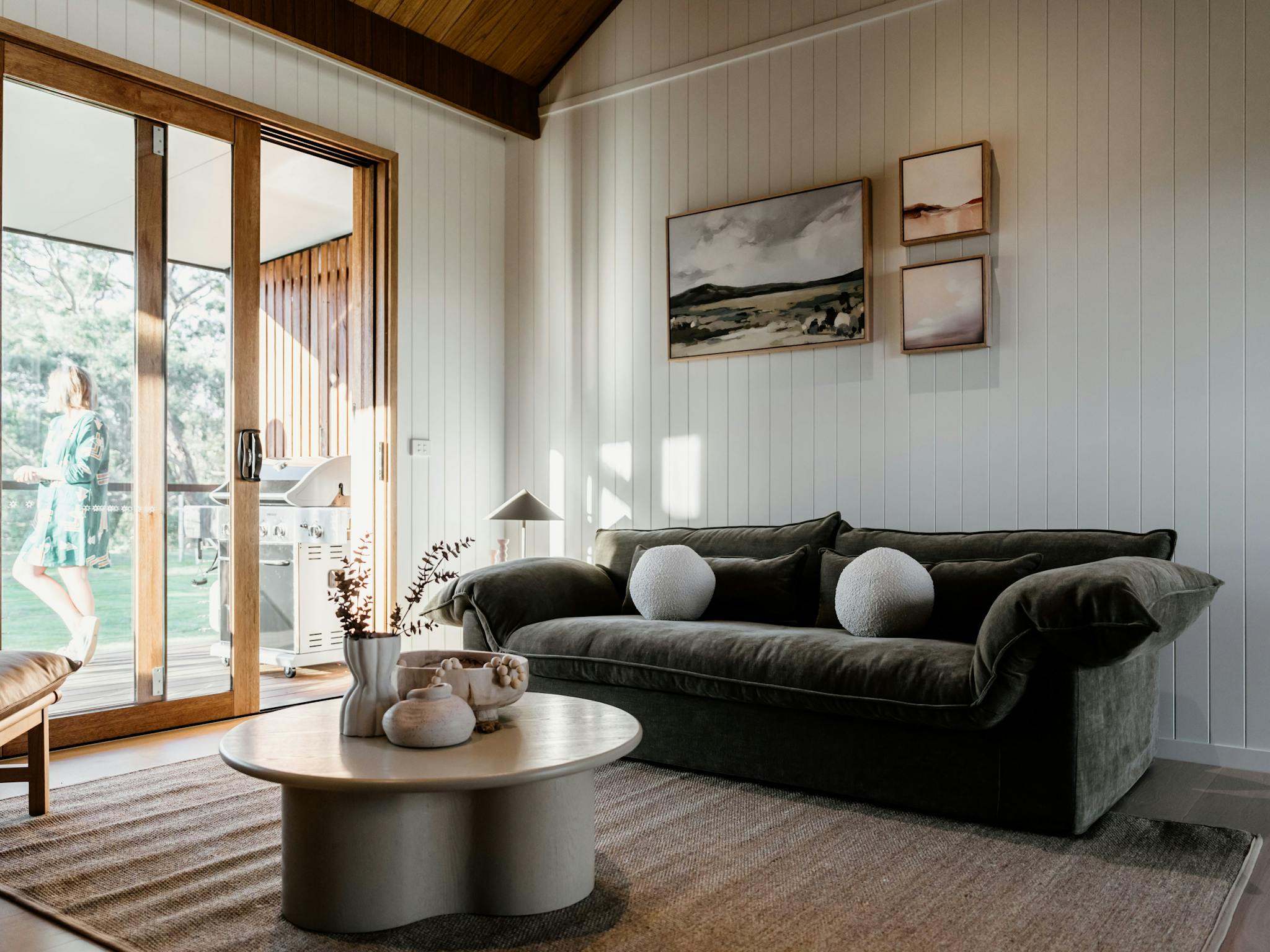 Comfortable Lounge Room overlooking the Lake