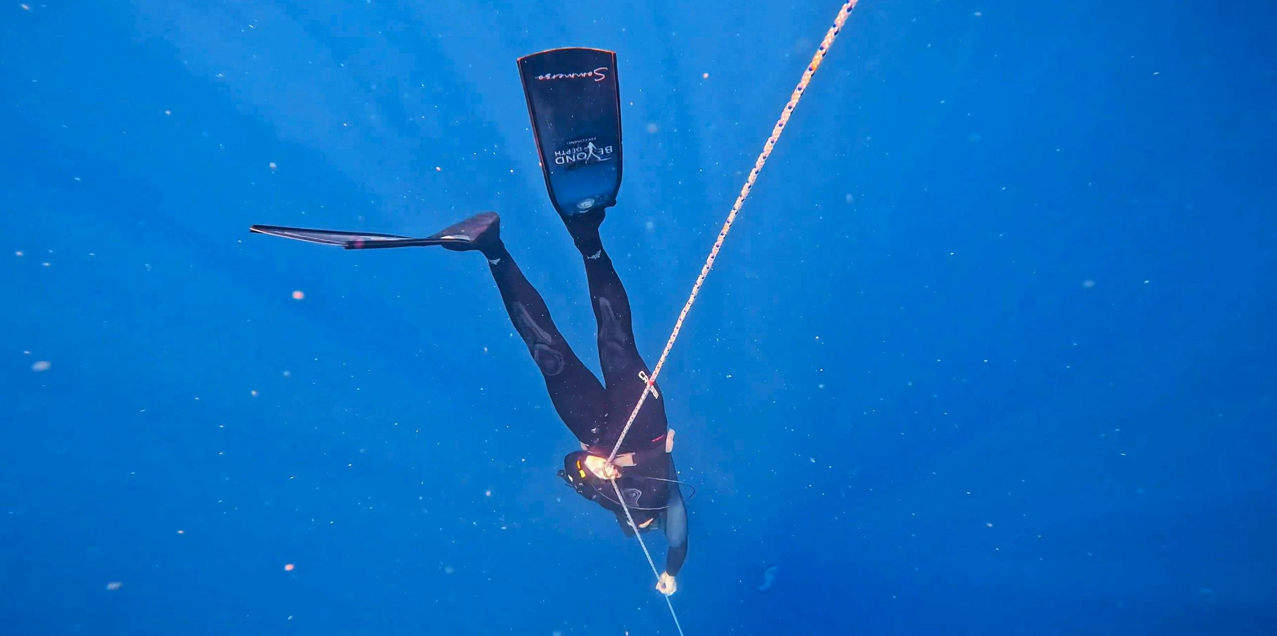 Free Diving the line down to 30m  on the outer Gneering Shoals
