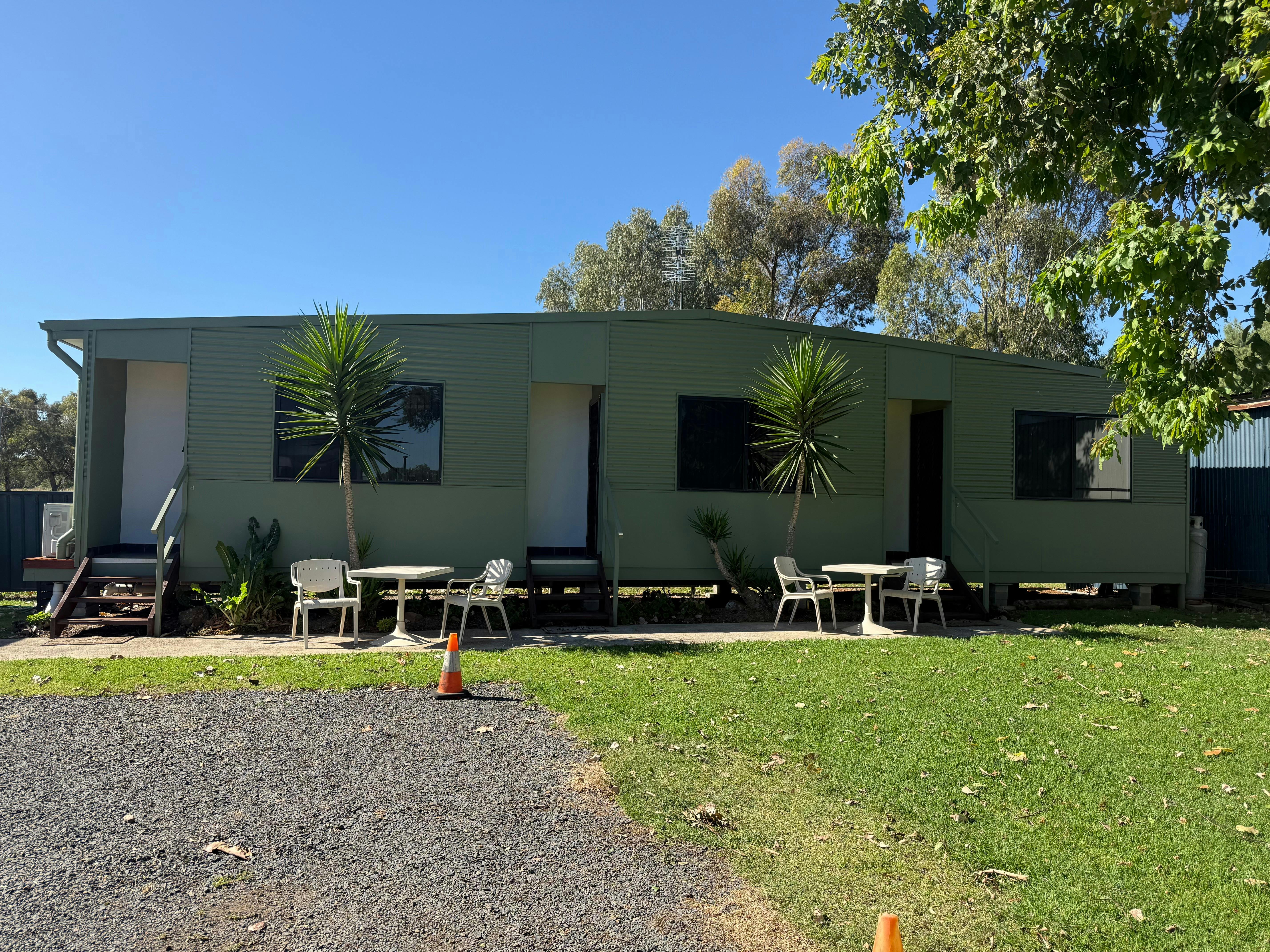 酒店后方提供东加式住宿。