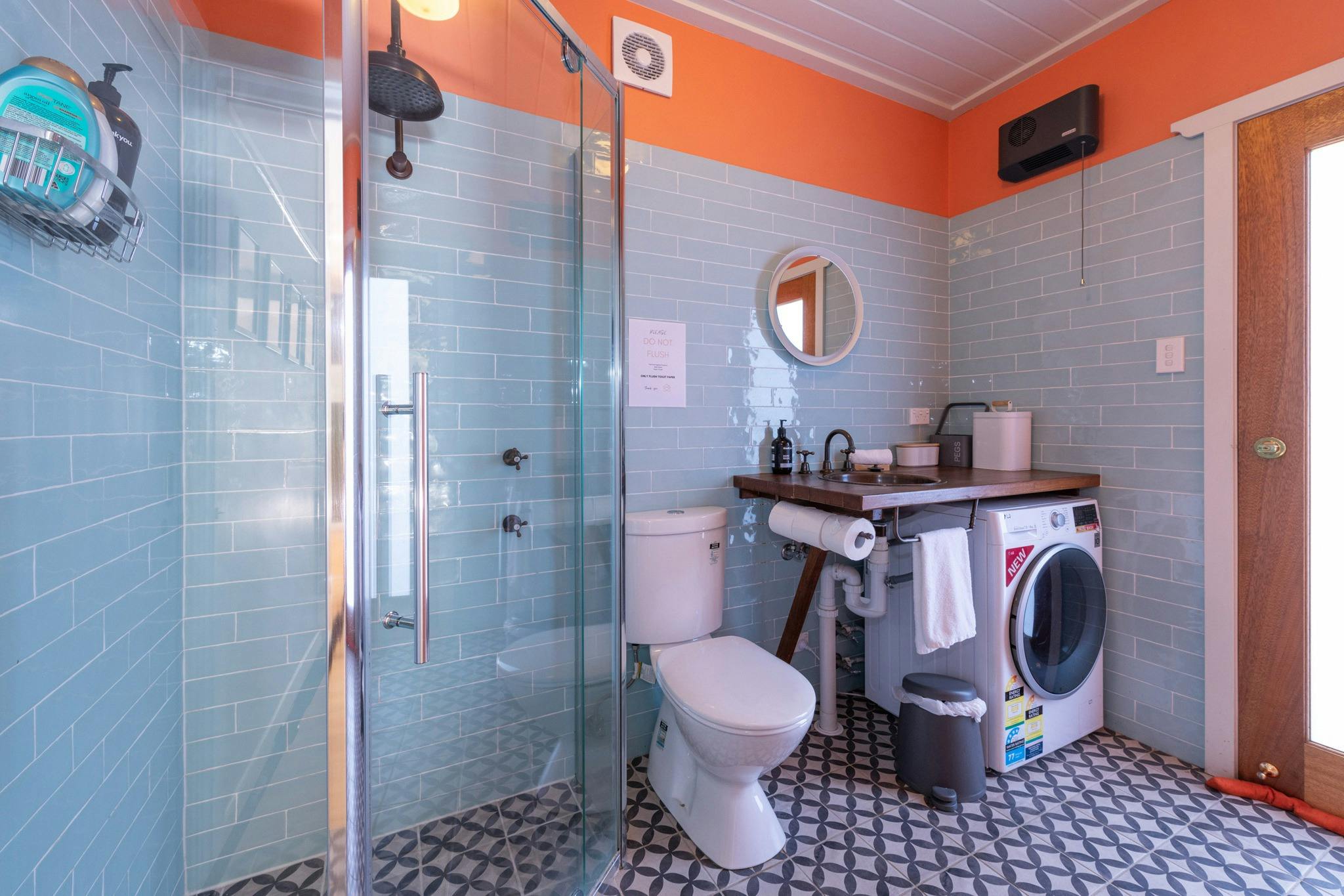 淋浴間和衛生間，配有洗衣機/烘乾機