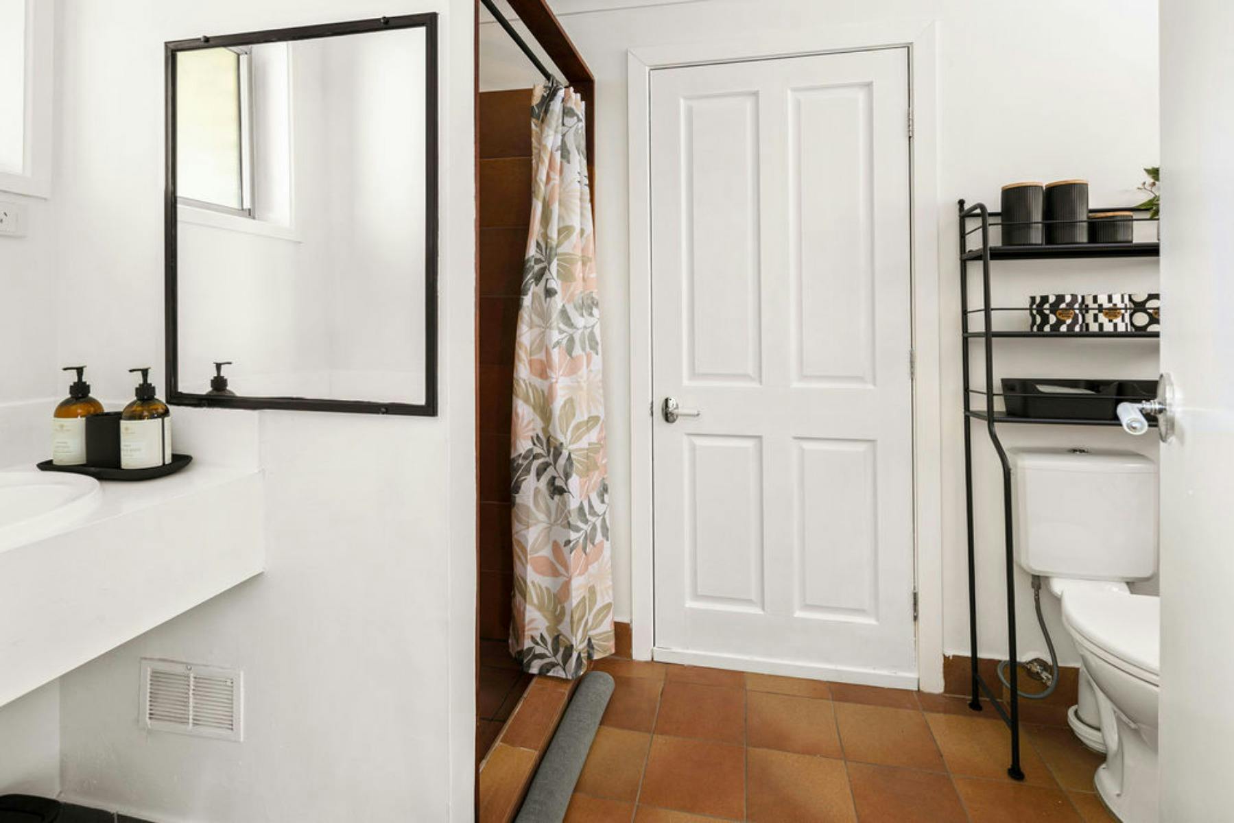 Same bathroom design on all rooms