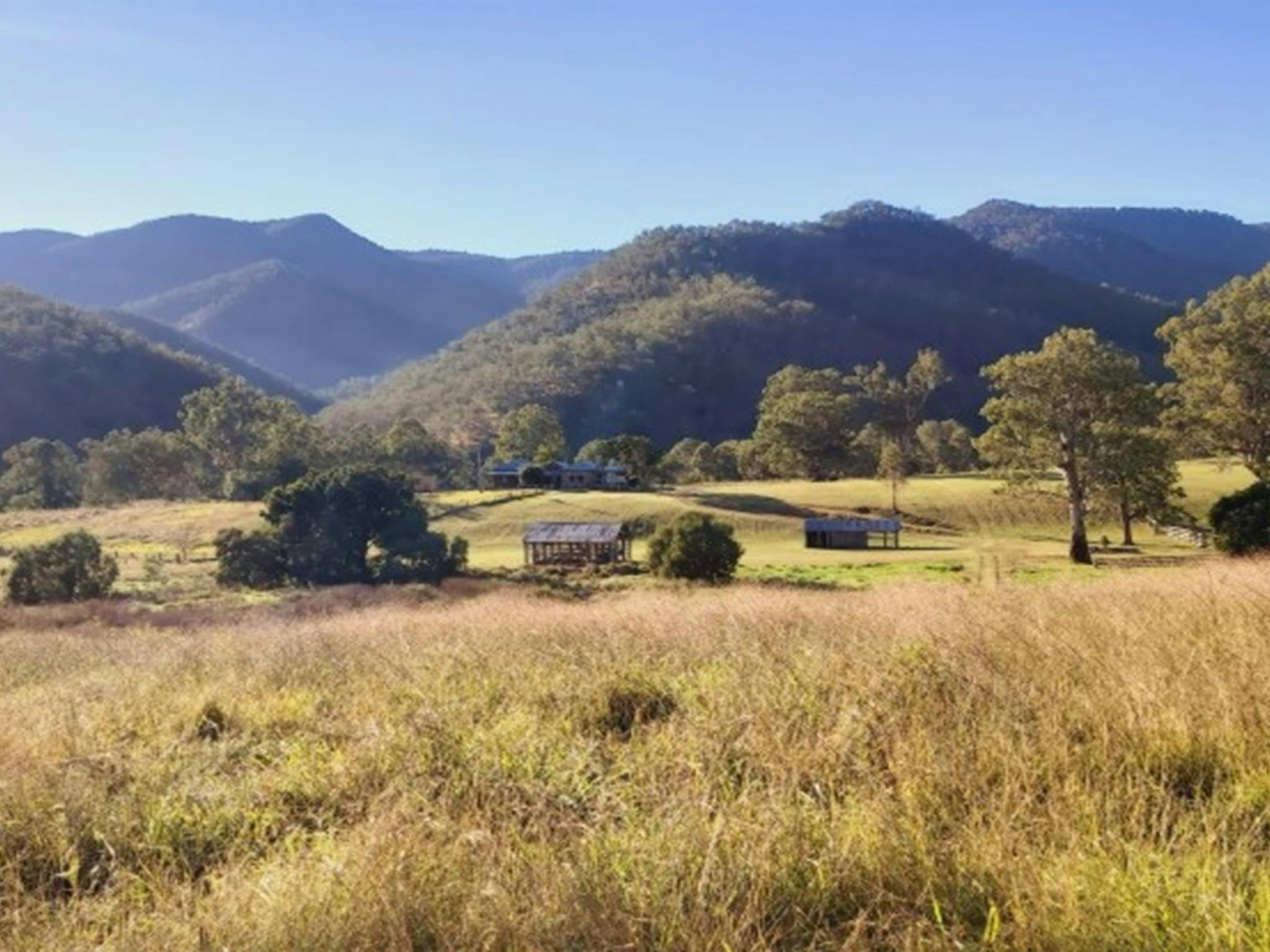 东昆德朗庄园以奥克斯利野河的山谷为背景