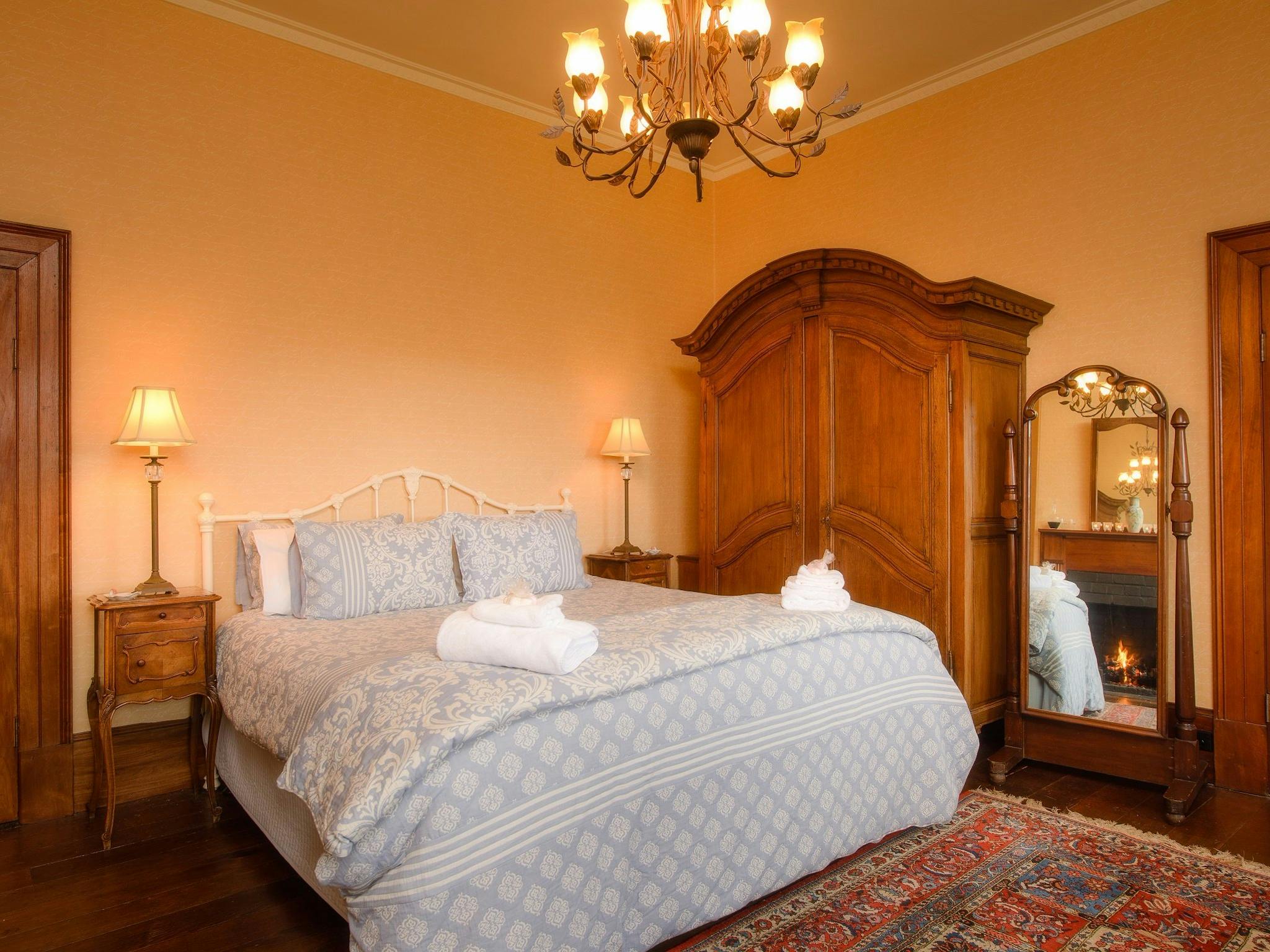 Master King (or Twin) Bedroom with fireplace, heating & elctric blankets