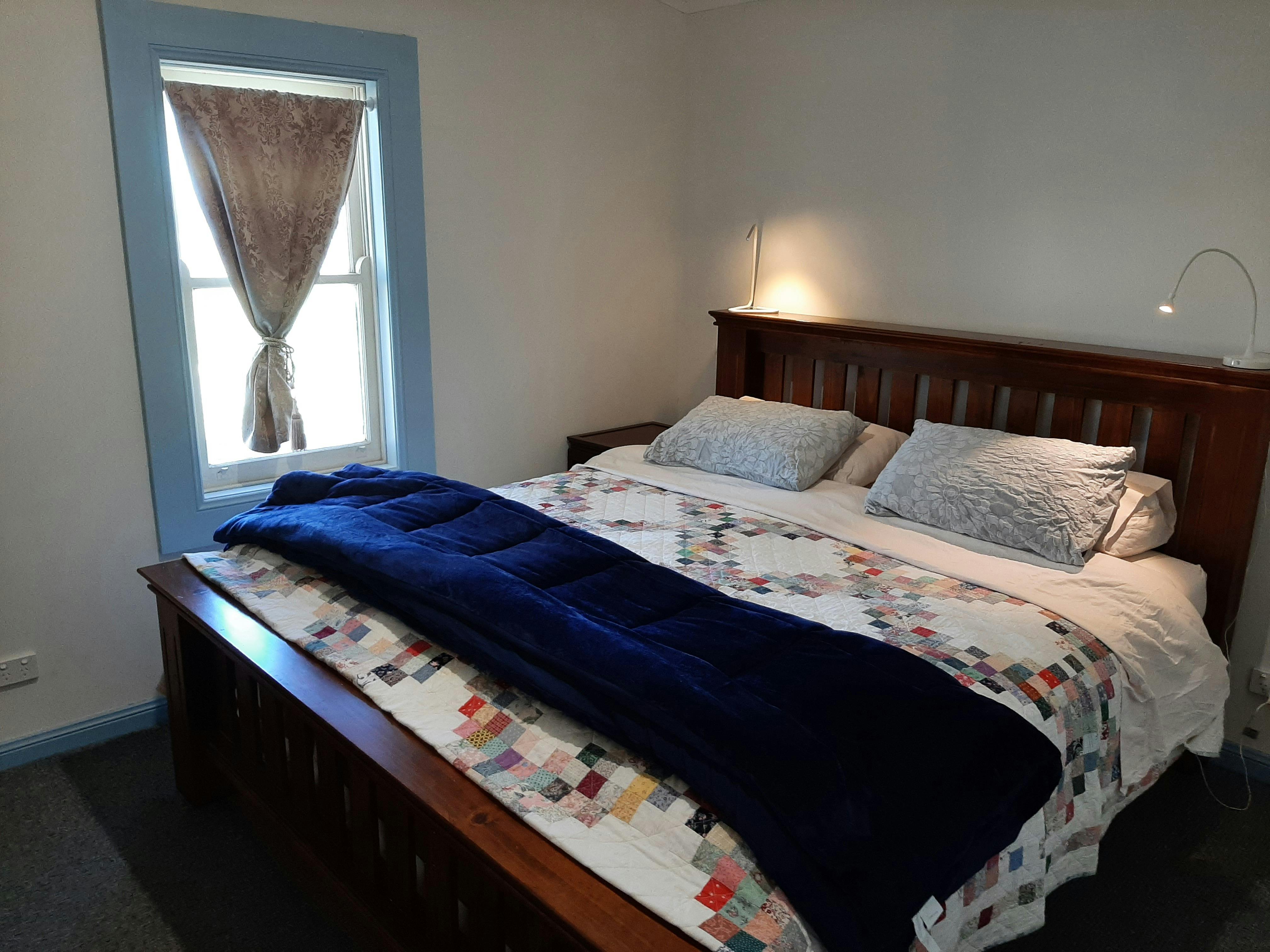 더블 침대 파란색 담요