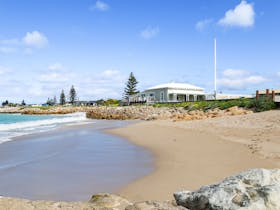 Metres from the town beach and Rivoli Bay this unique home is central to everything in Beachport