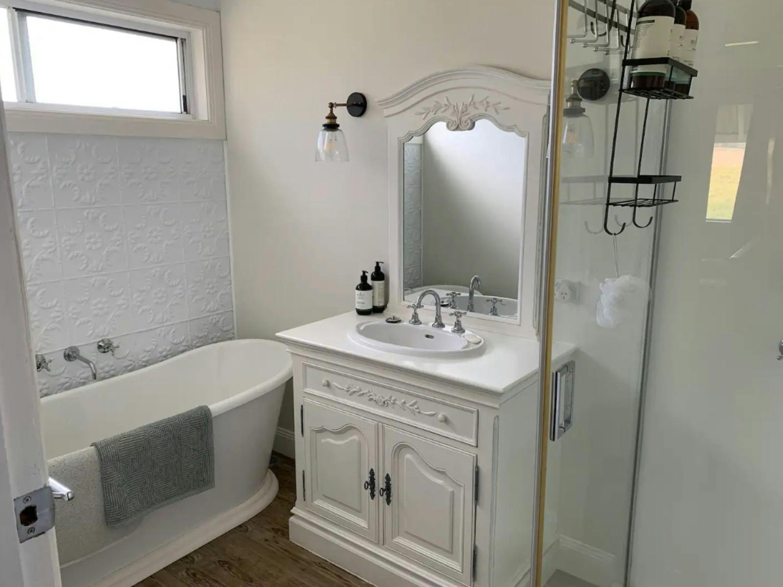 Linga Longa Cottage bathroom