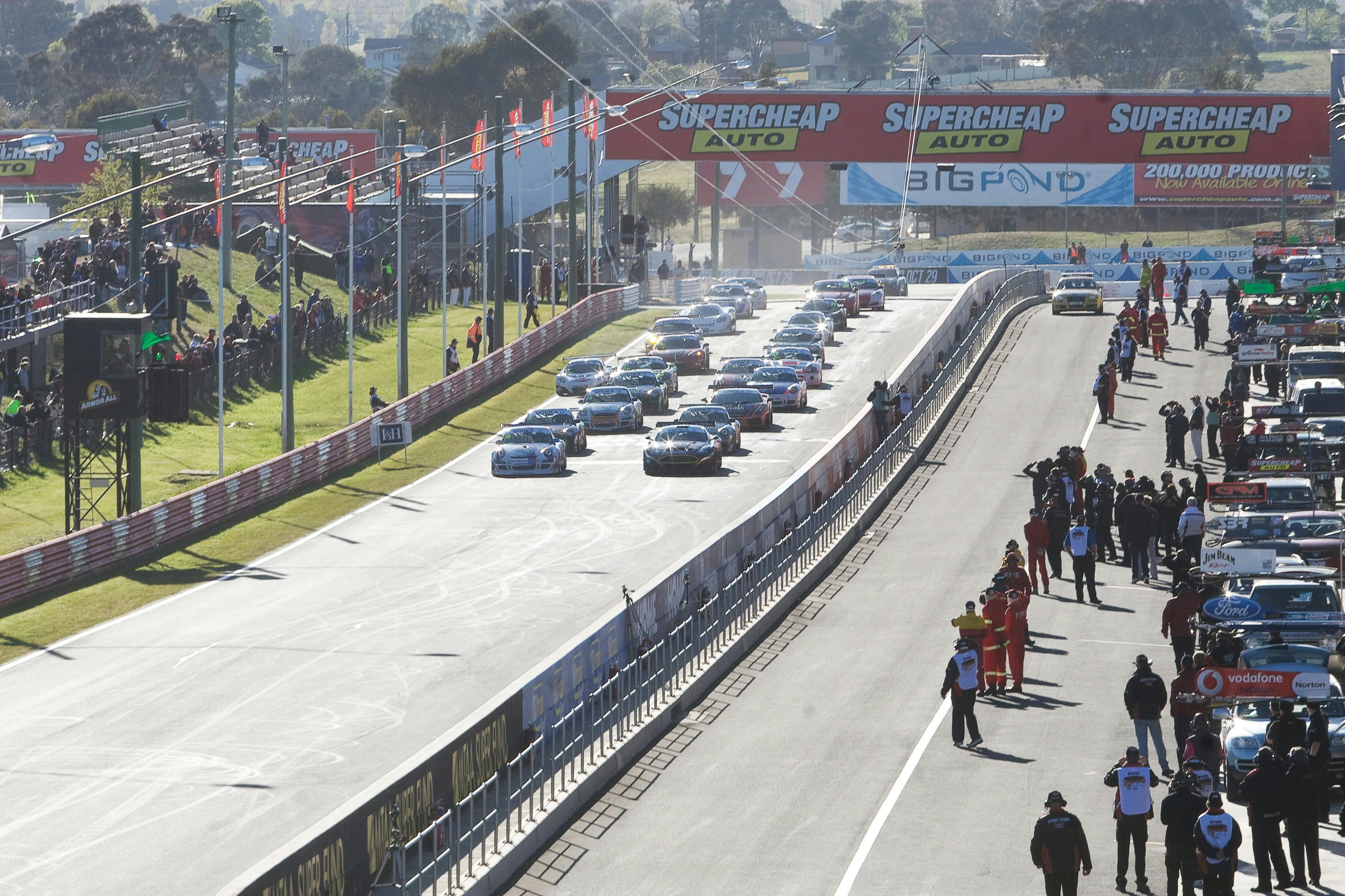 Porsche racecars ready to go, 2012 bathurst 1000
