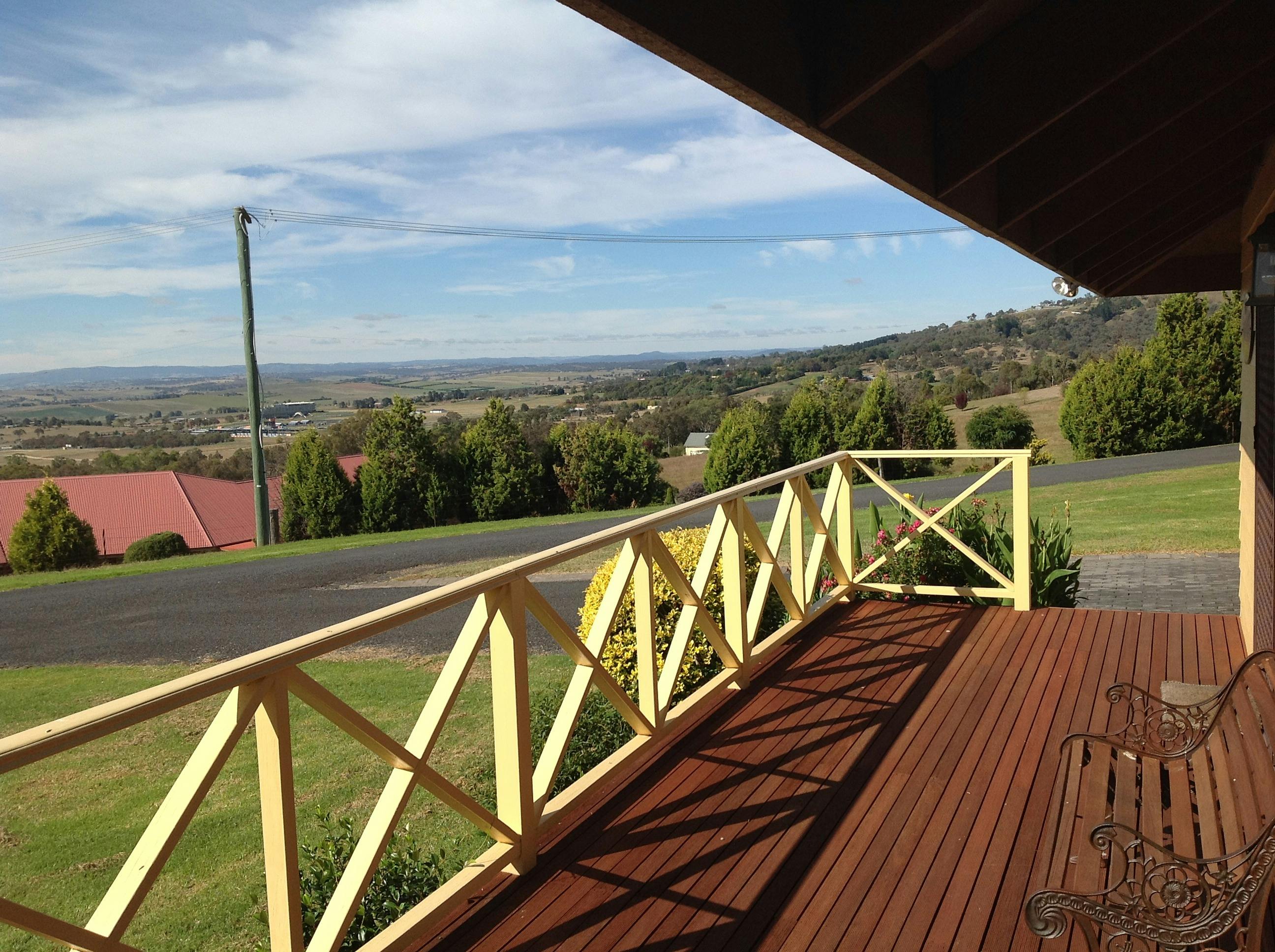 picture of the fromt verhandah with its veiw toward Mt Panorama
