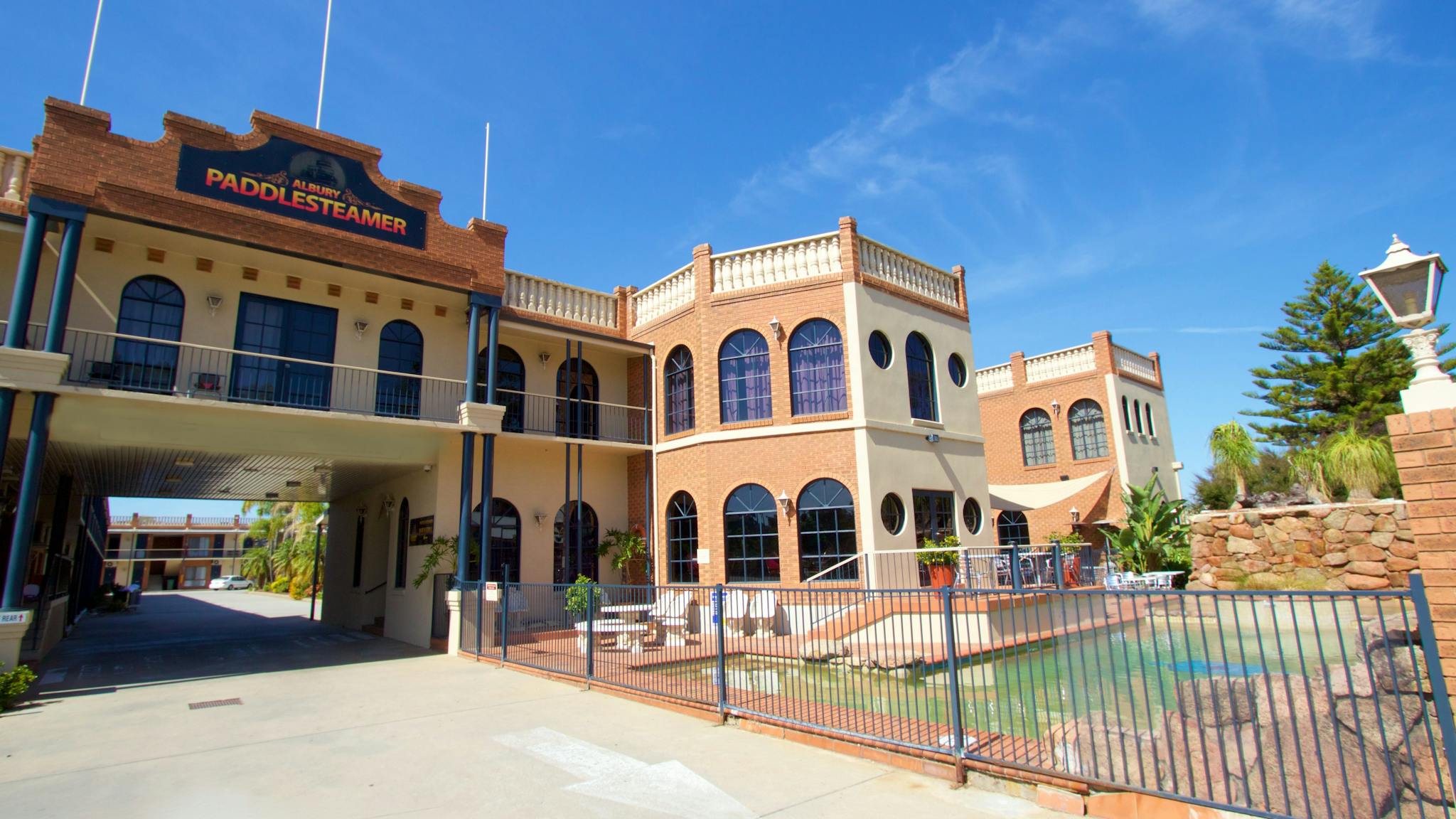Albury Paddlesteamer Driveway Entrance