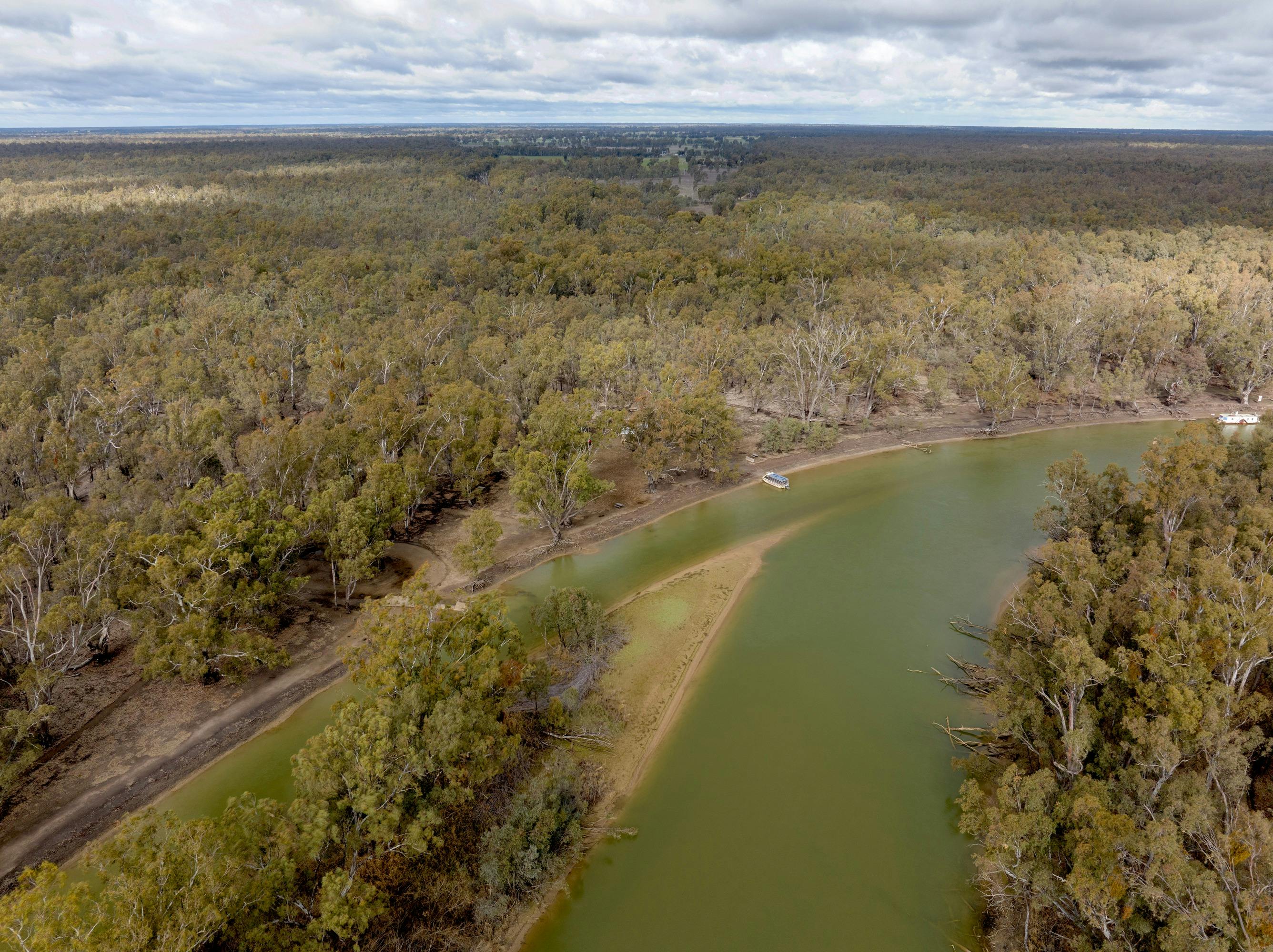 ドゥンガラ（マレー川）とバルマの森のカワセミのボートの航空写真。