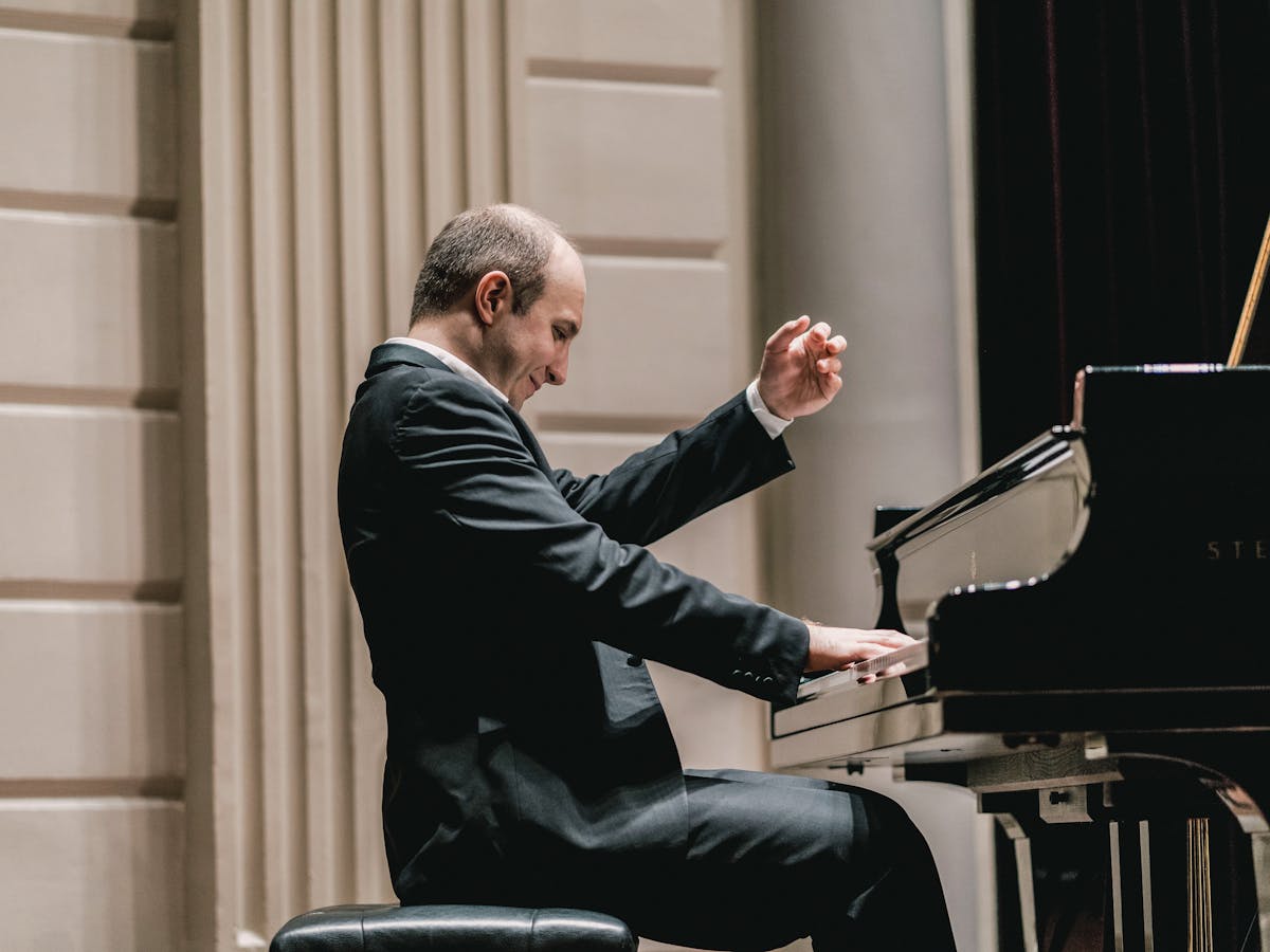 Image of Alexander Gavrylyuk playing the piano