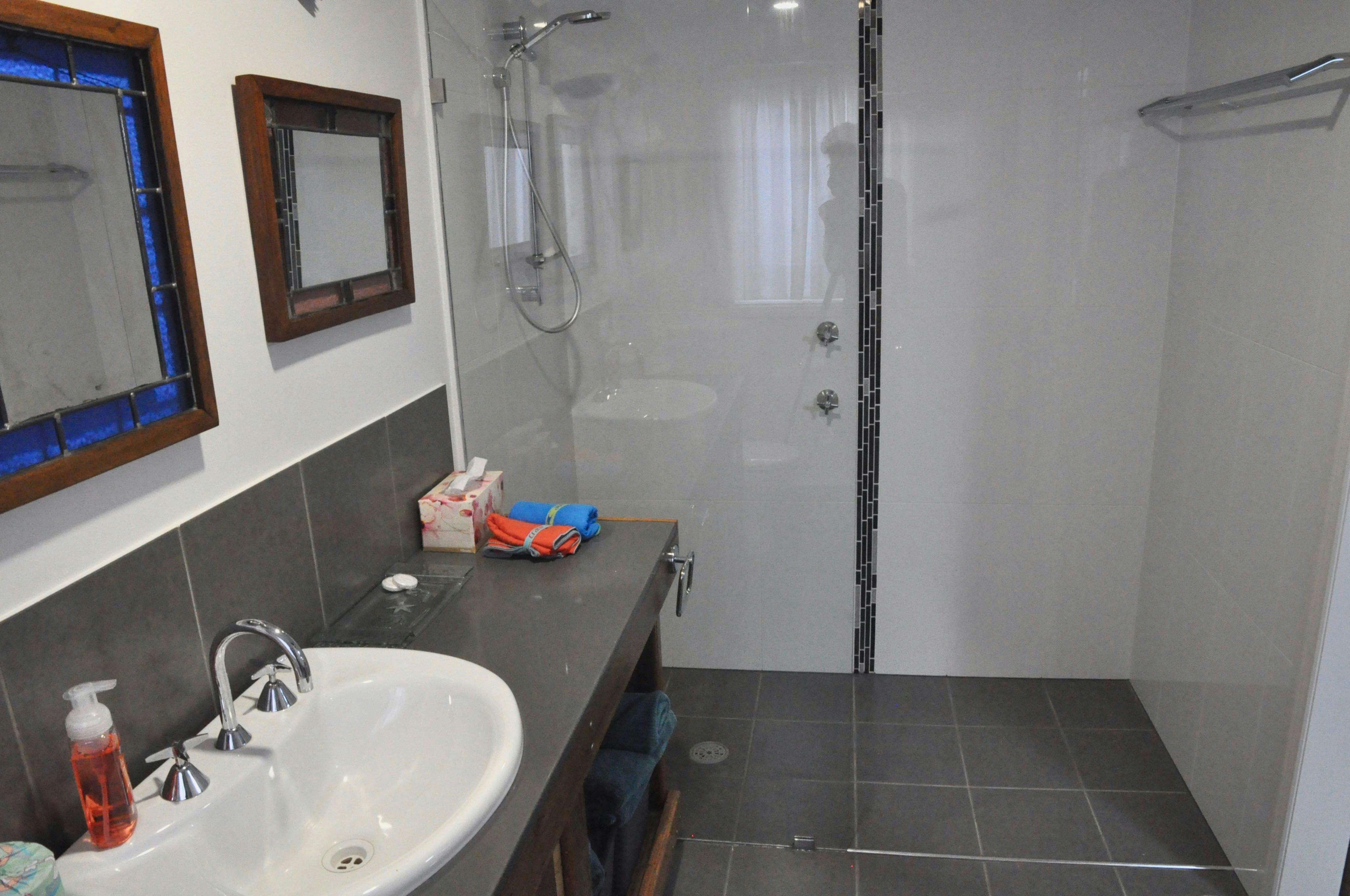 대형 샤워실을 갖춘 넓은 욕실