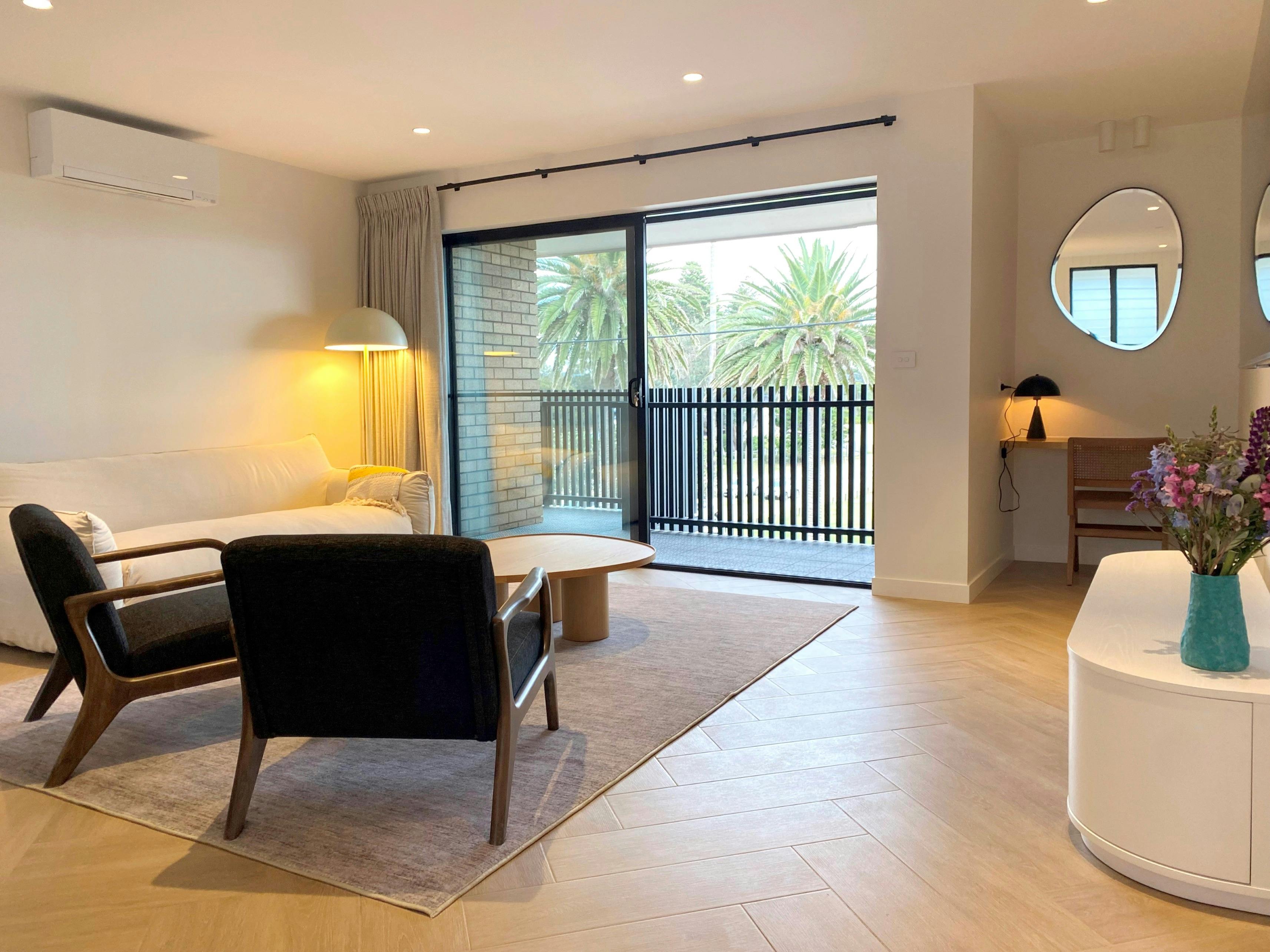 Bermagui Beach Hotel - Beachfront Two Bedroom Apartment - Lounge/Desk Area