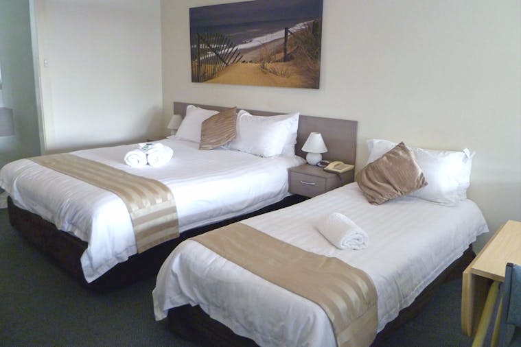 DELUXE TWIN ROOM 06