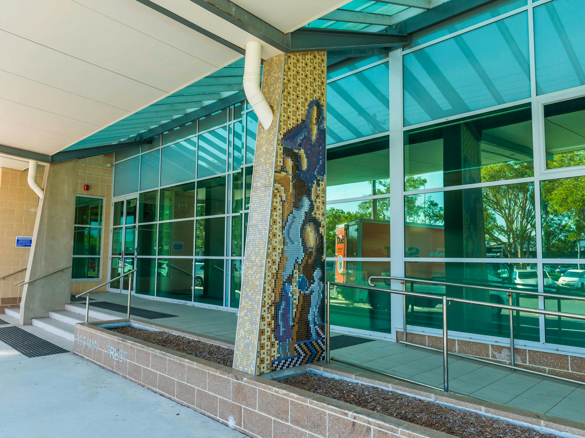 mosaic tiles on pillar