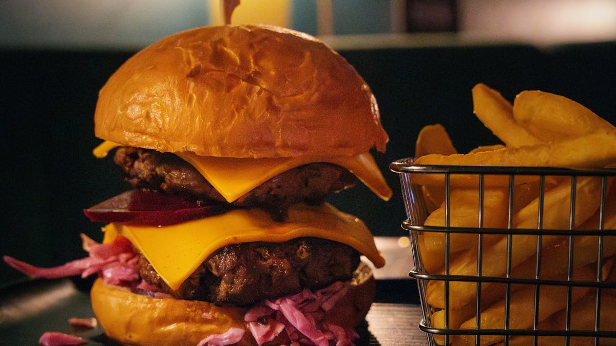 Dubliner Burger with Chips at Den Devine