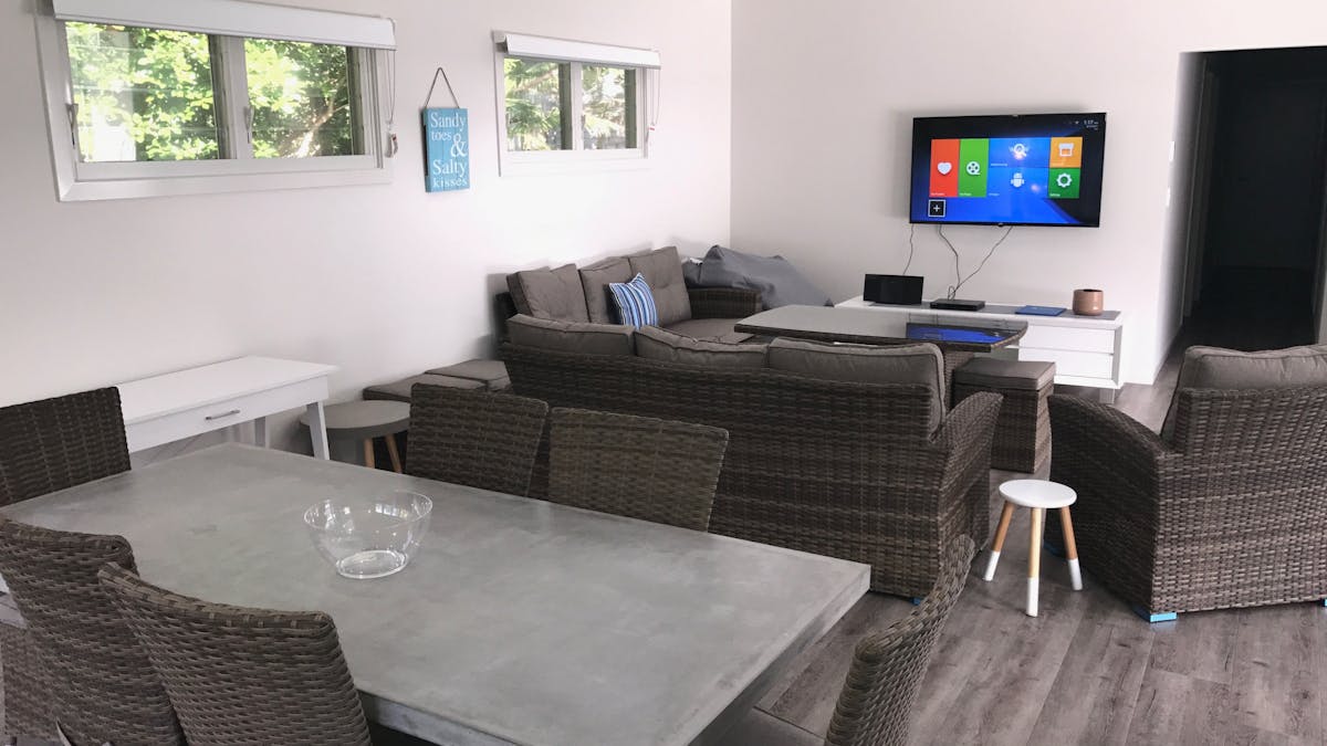 Dining and lounge