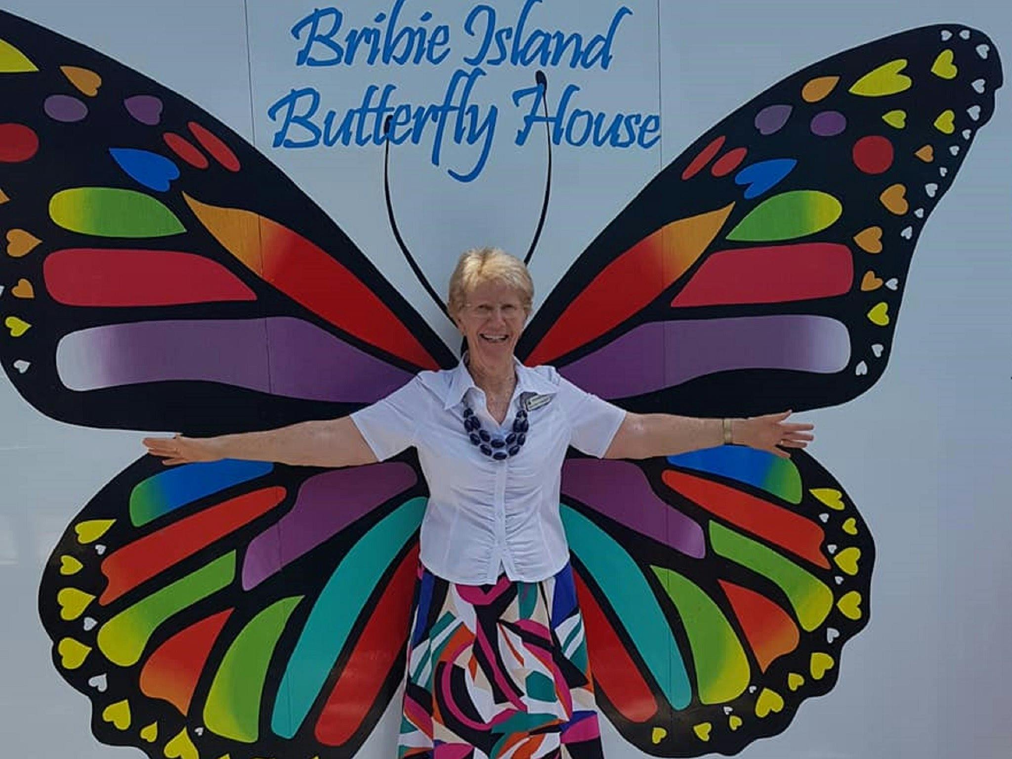 Pretend to be a beautiful butterfly and take a photo to share with your friends.