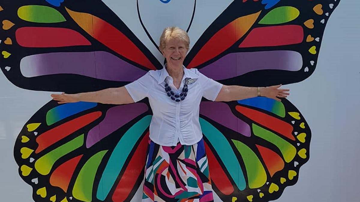 Pretend to be a beautiful butterfly and take a photo to share with your friends.