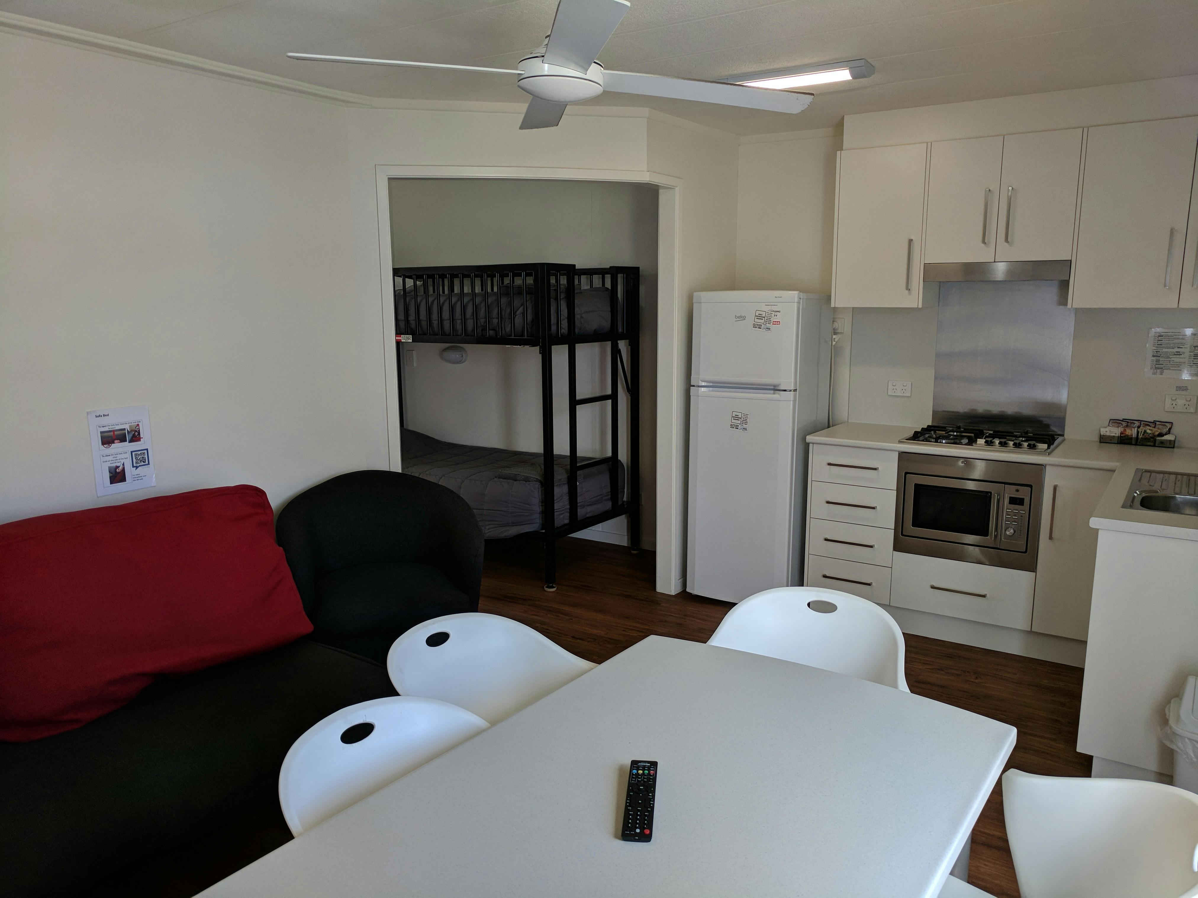 設施齊全的住宿小屋，配備特大床、2 張單人雙層床、大沙發床、廚房和餐廳。