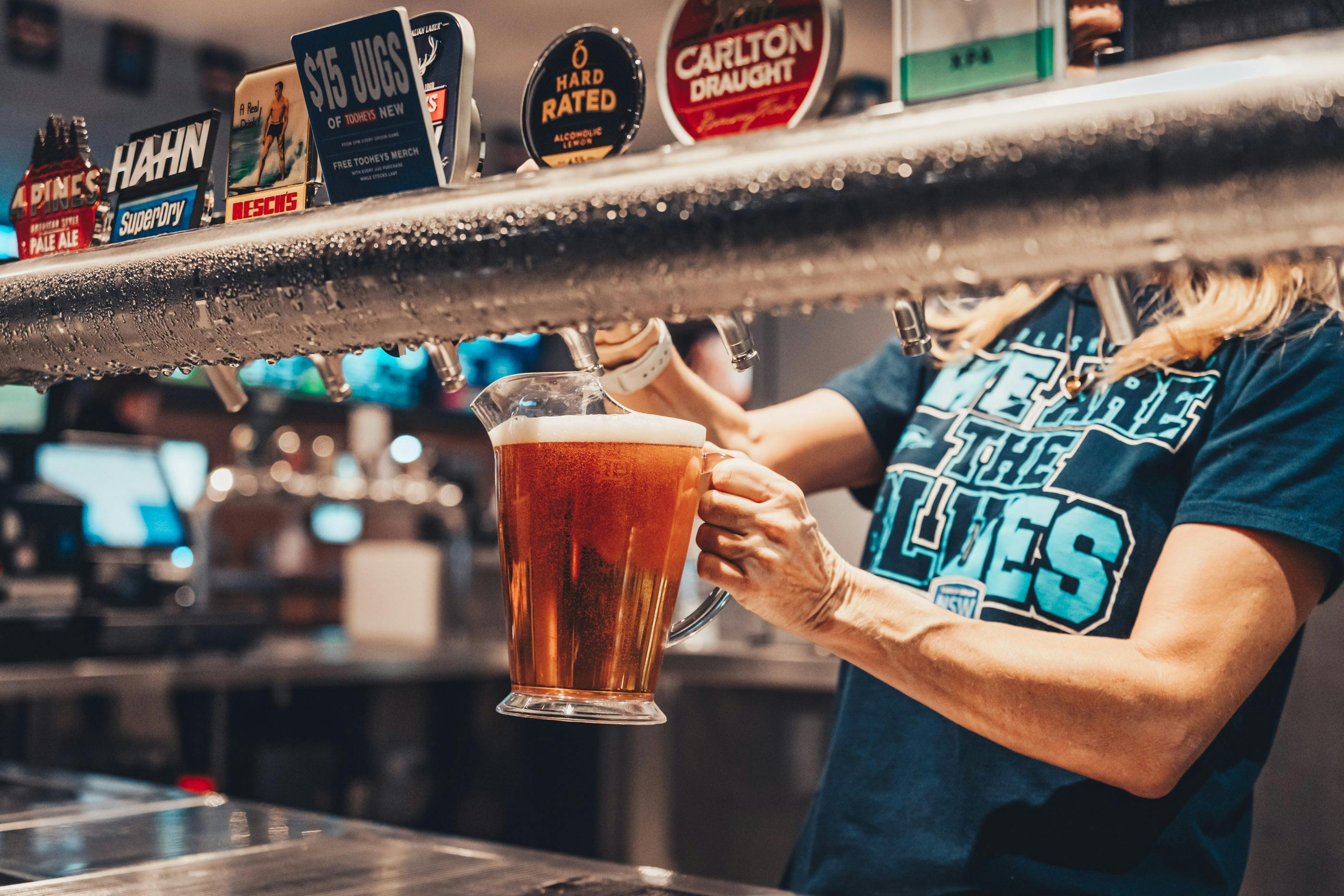 맥주잔에 맥주를 붓는다