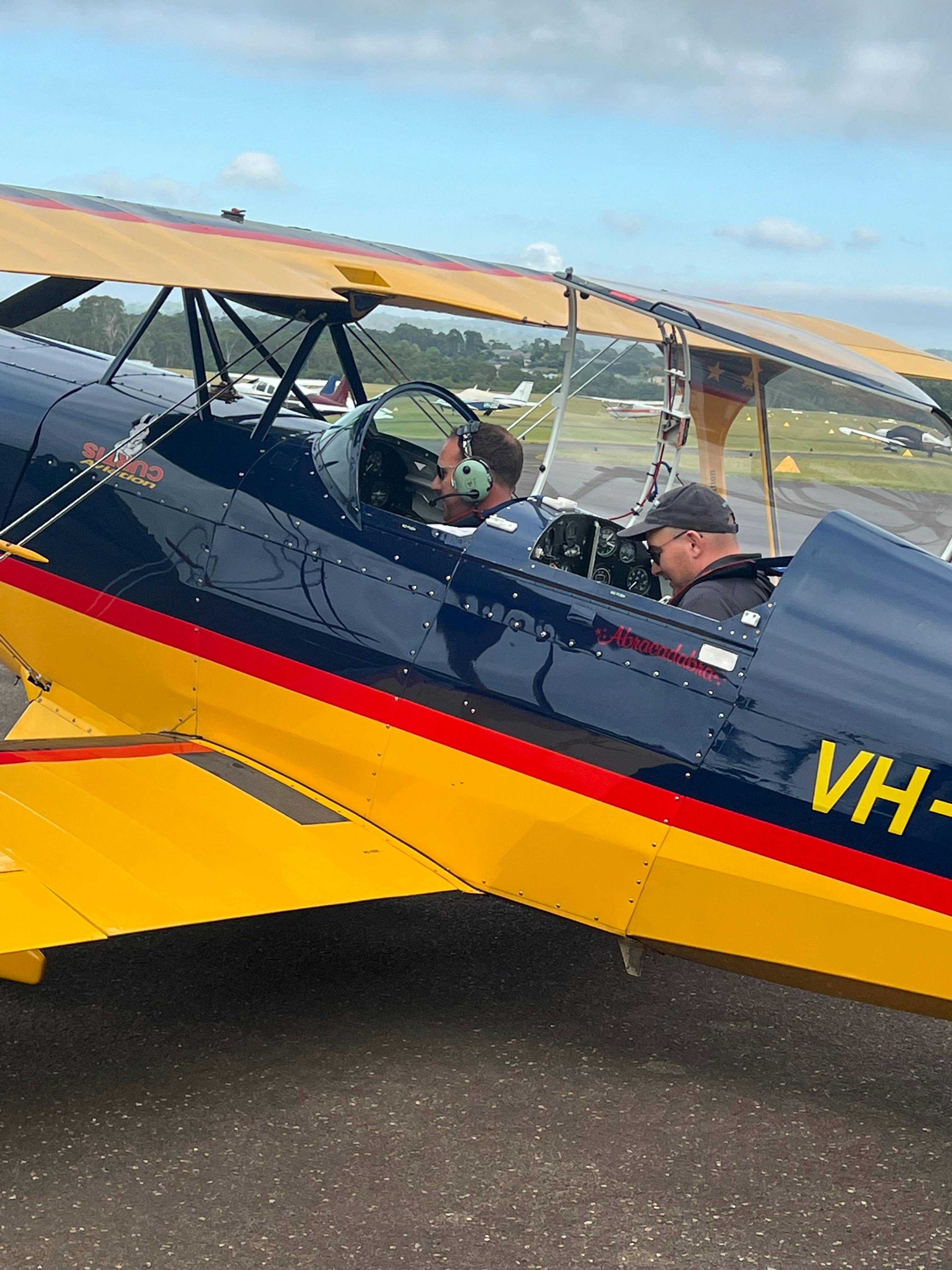 이륙을 준비하는 조종사와 학생