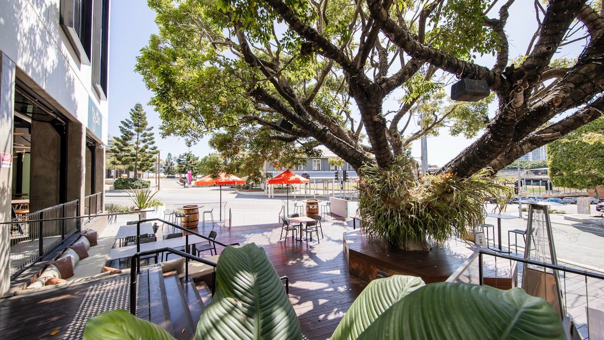 Bar Gusto Deck