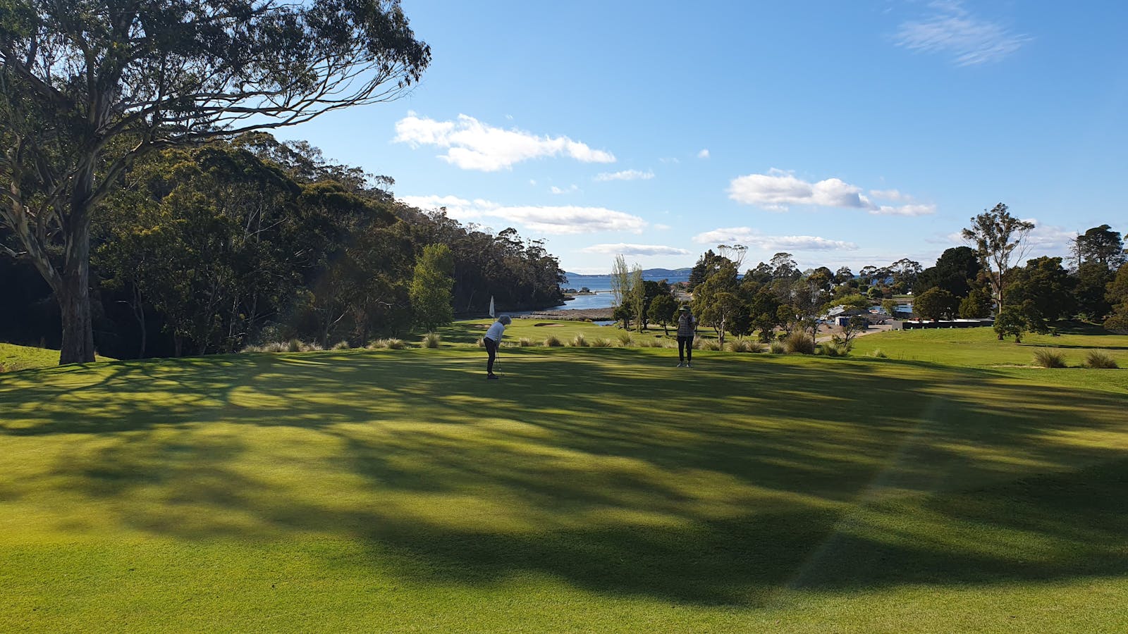 Kingston Beach Golf Club - putting the 1st