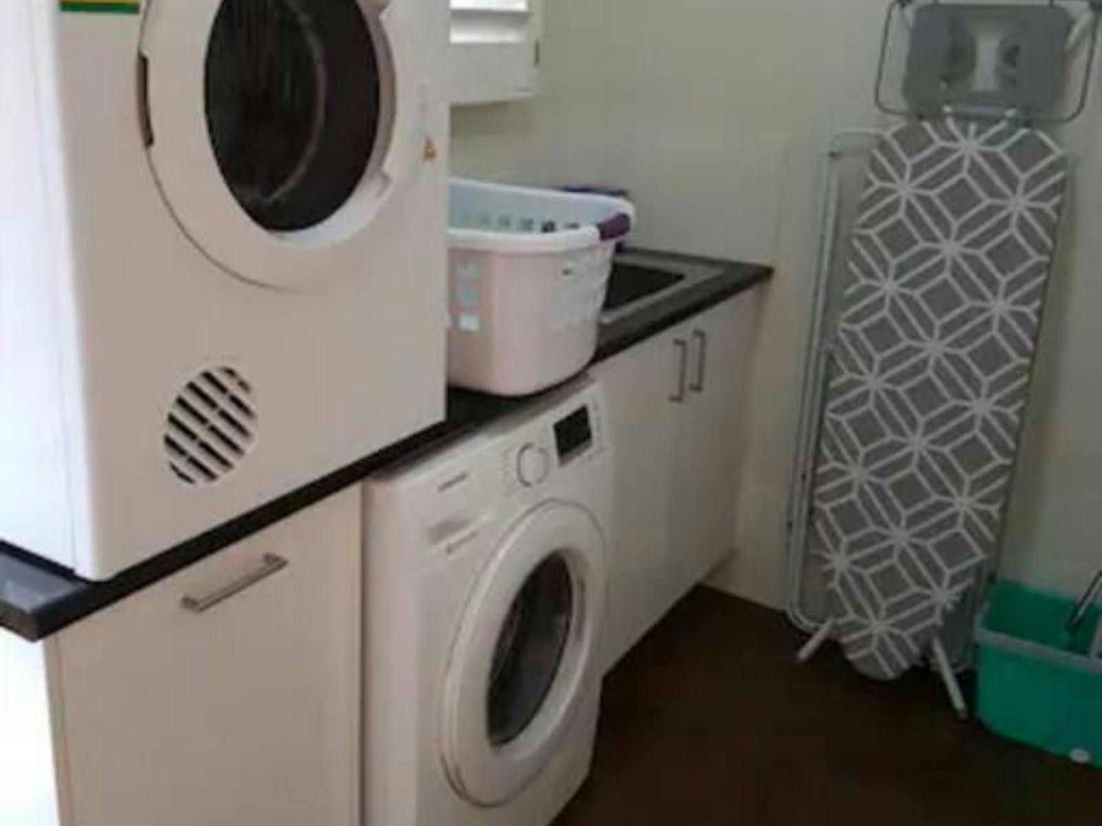 세탁기와 건조기를 갖춘 세탁실.