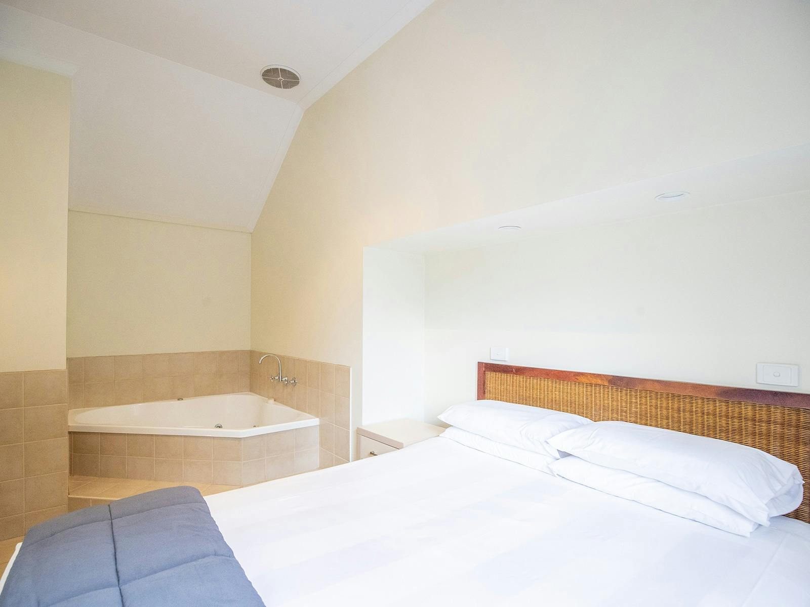 River Spa Cabin - Bedroom