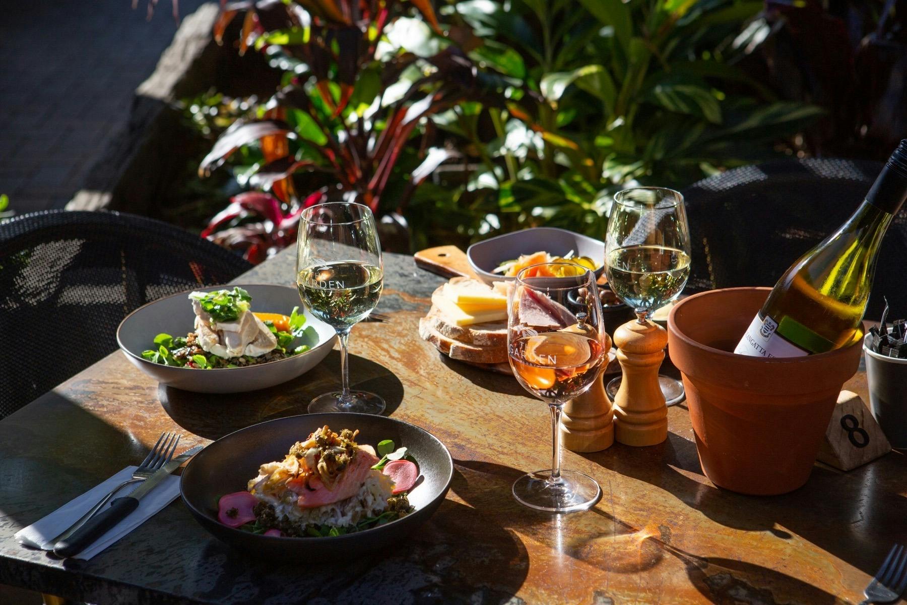 ワインと食べ物と日当たりの良い屋外テーブル