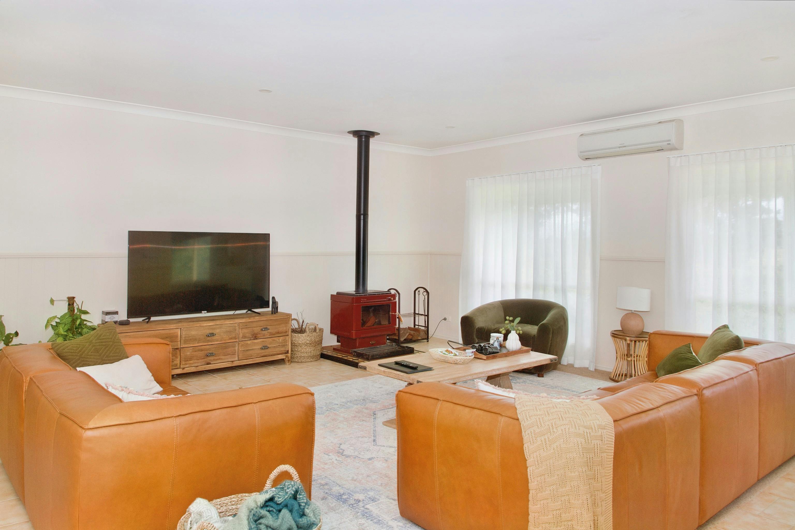 テレビと暖炉のあるリビングルーム