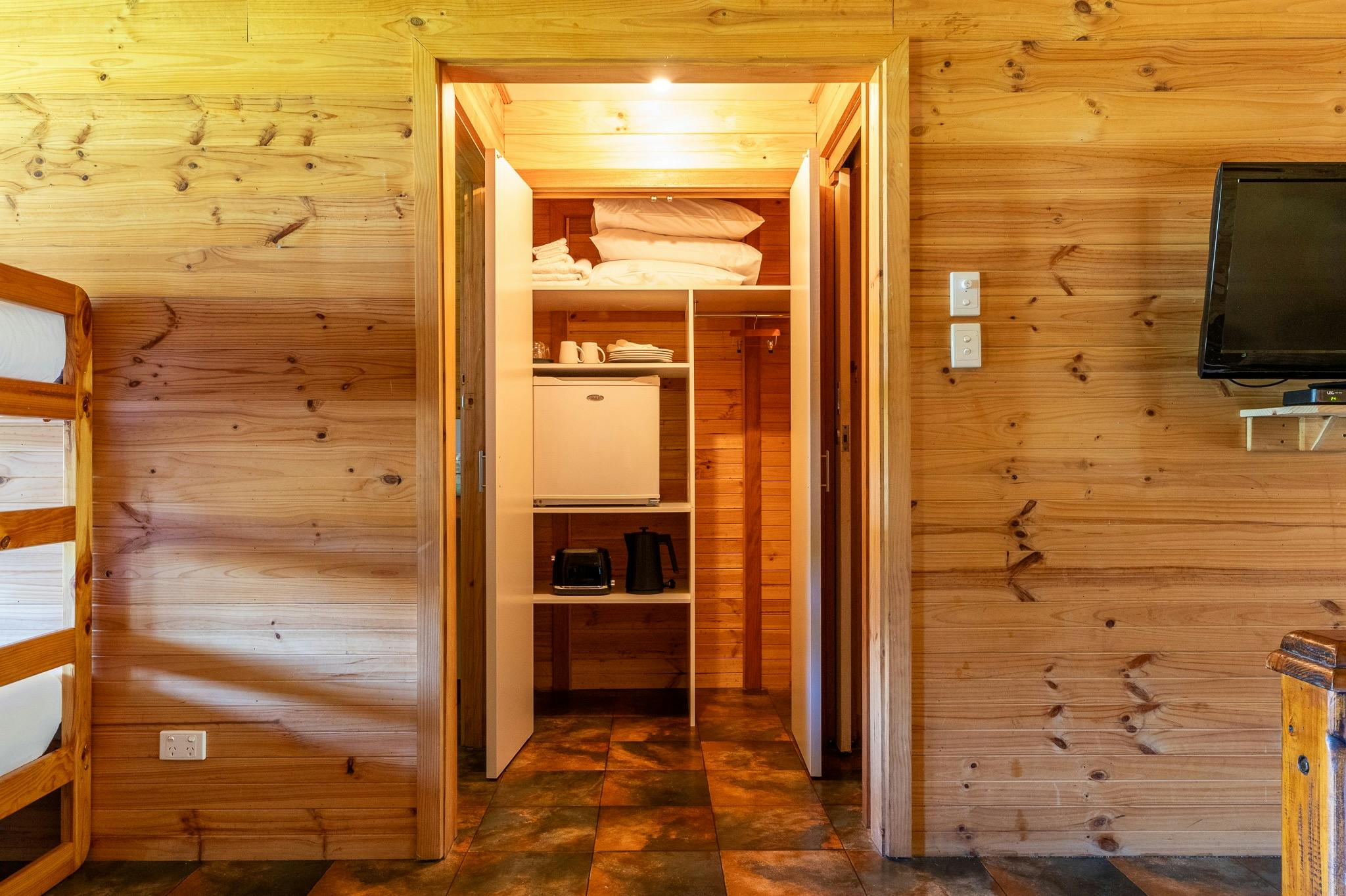 Mini bar, Cutlery, Kettle and toaster