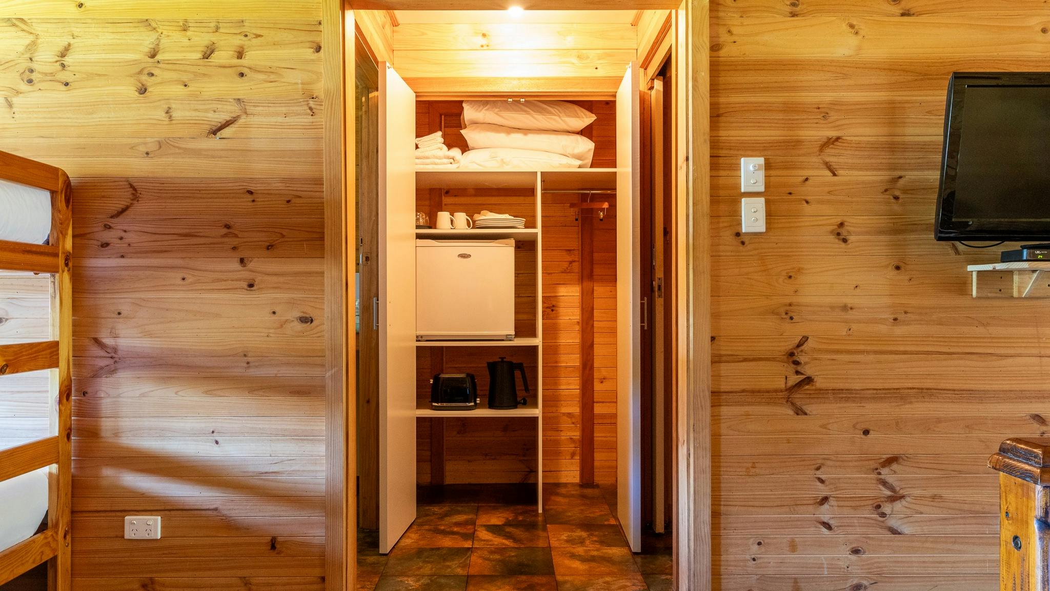 Mini bar, Cutlery, Kettle and toaster