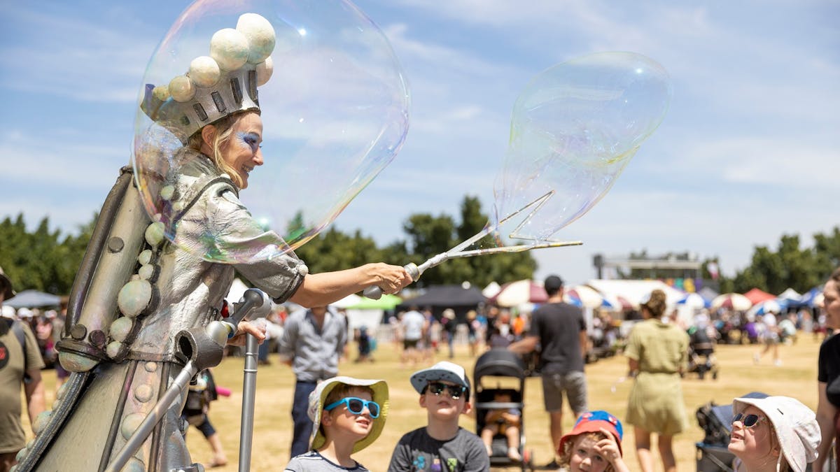 Moreton Kids Festival Bubble entertainer moreton Bay kids events