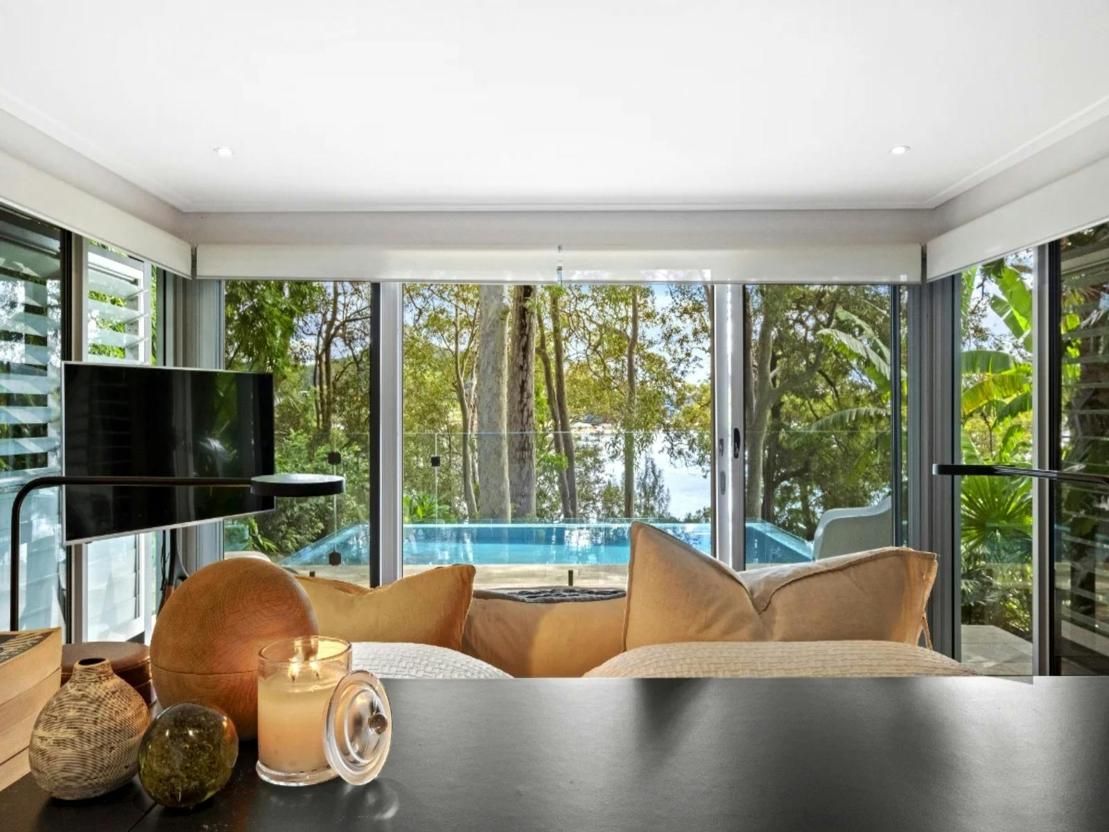 아름다운 수상 전망을 갖춘 주택으로 고요하고 그림 같은 주변 환경을 제공합니다.