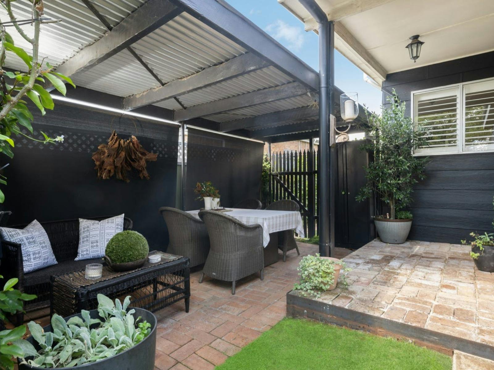 アームチェアとテーブルを備えた居心地の良い屋外スペース