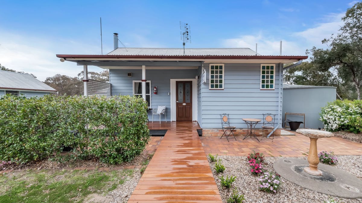 Camelia Cottage 1 bedroom, shows timber walkway to private verandah overlooking garden & outdoors