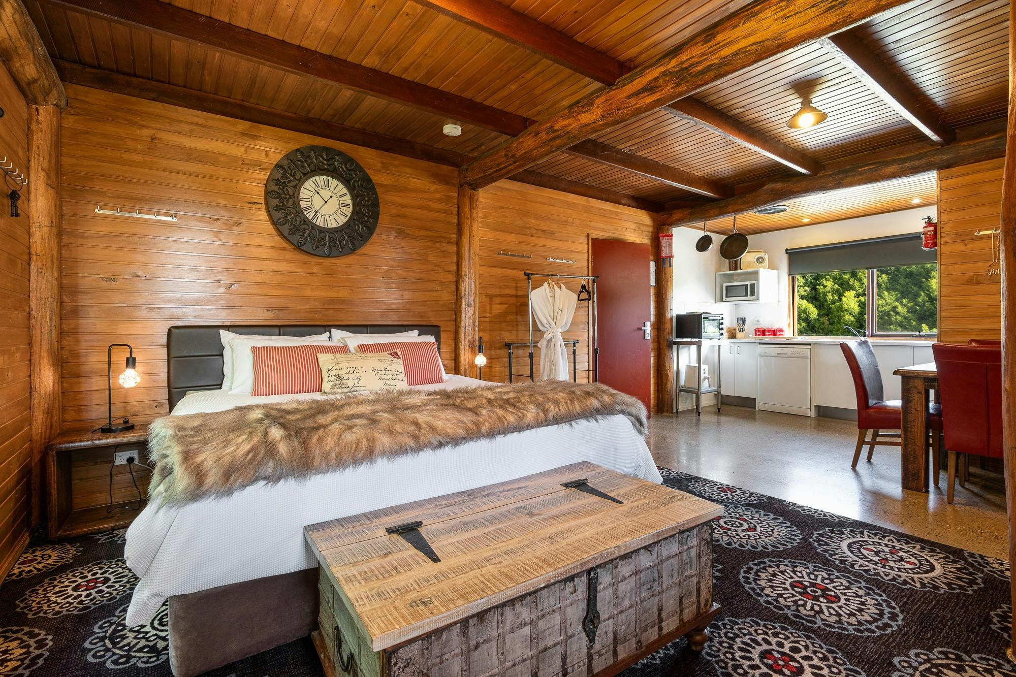 Large king bed, wood interiors, cosy, comfy shack for a getaway