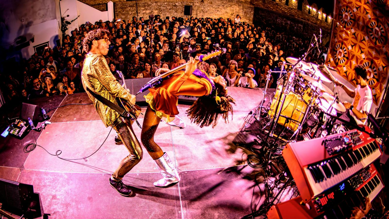 Nik West live
