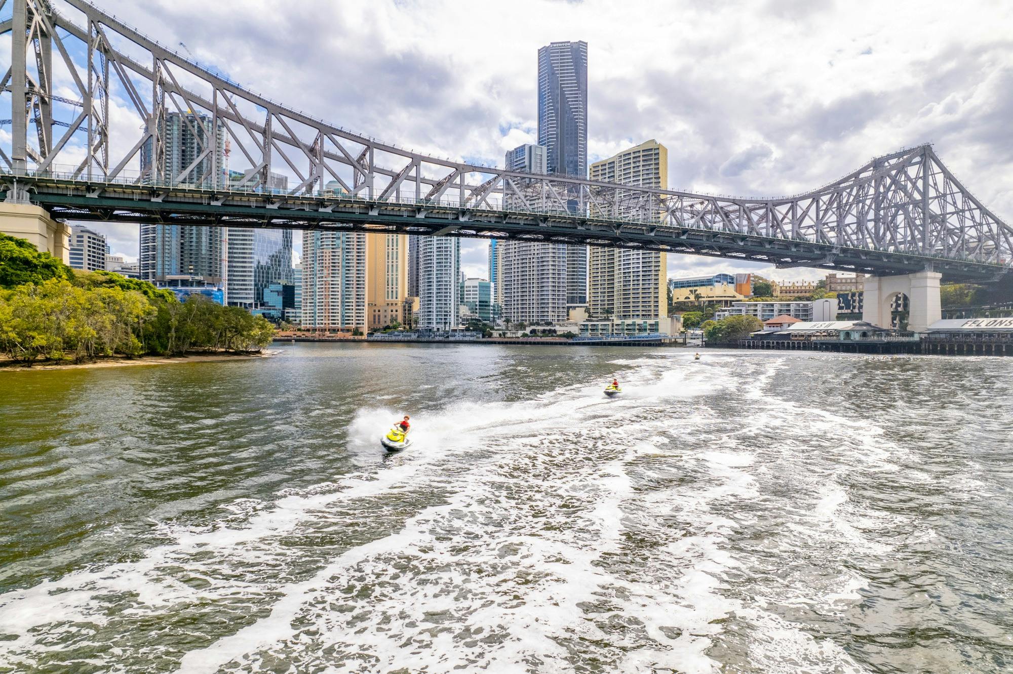 view the iconic story bridge in the sunset