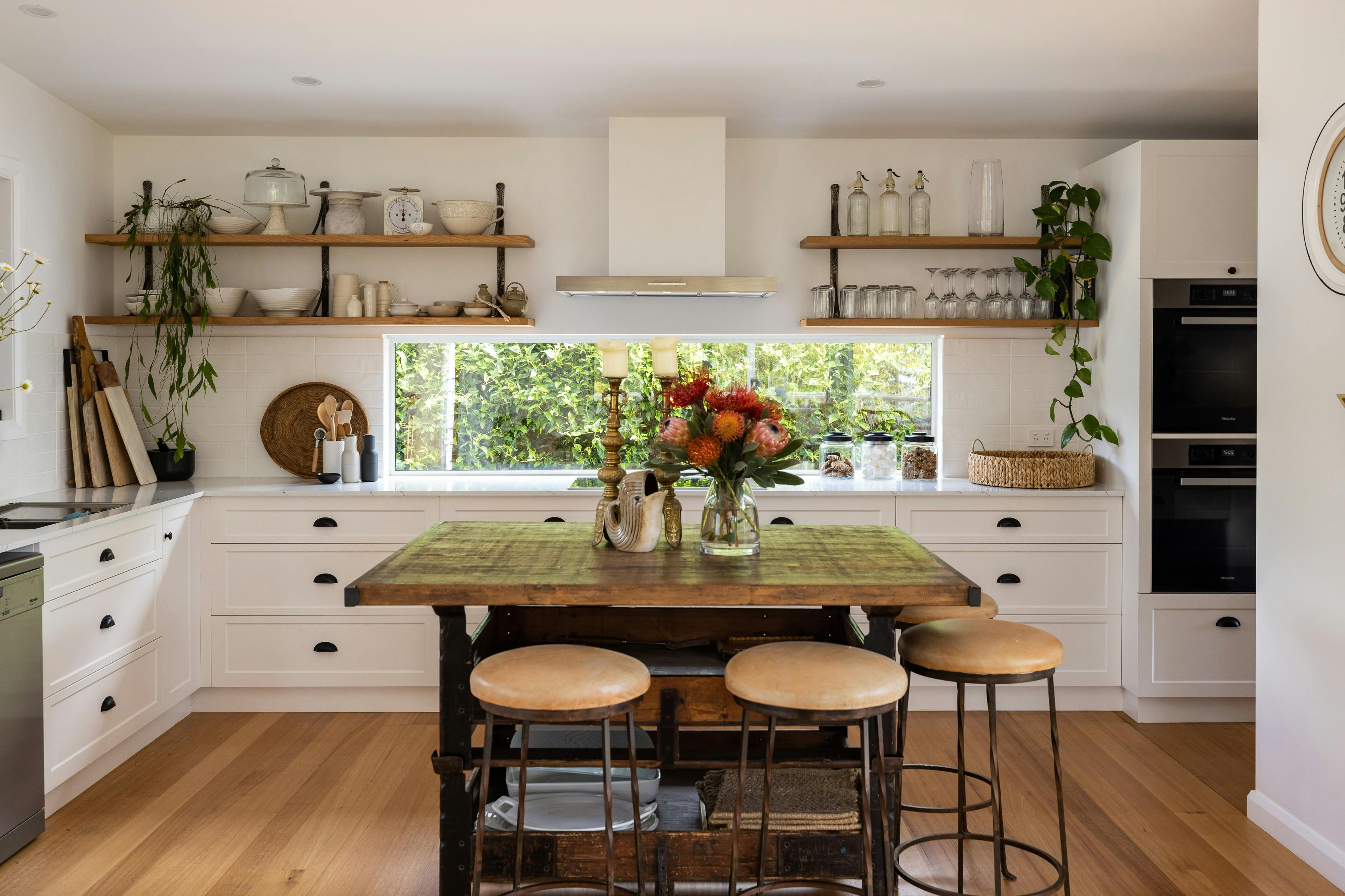 Entertainers kitchen, double ovens, dishwasher