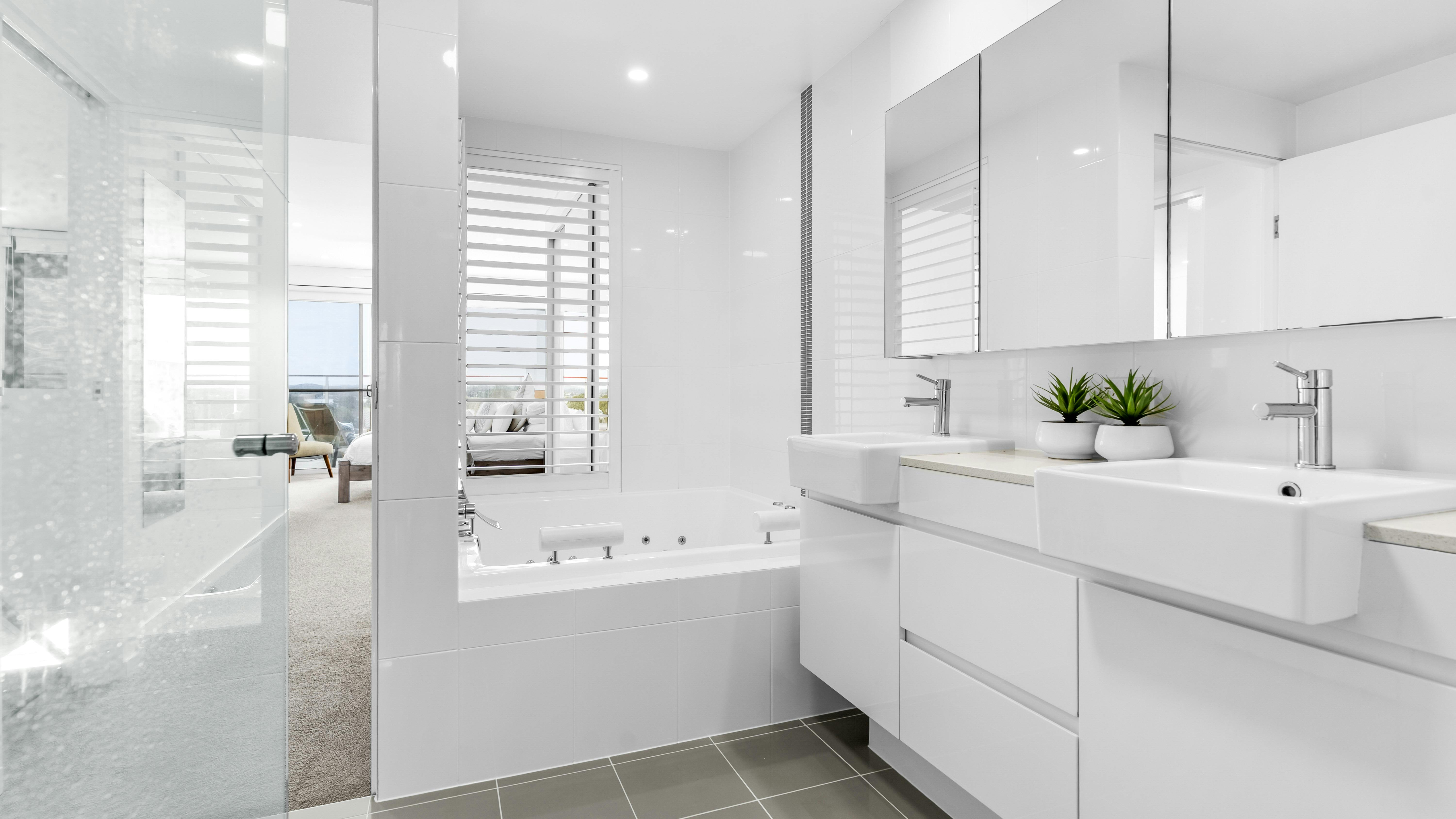 Master ensuite with spa bath