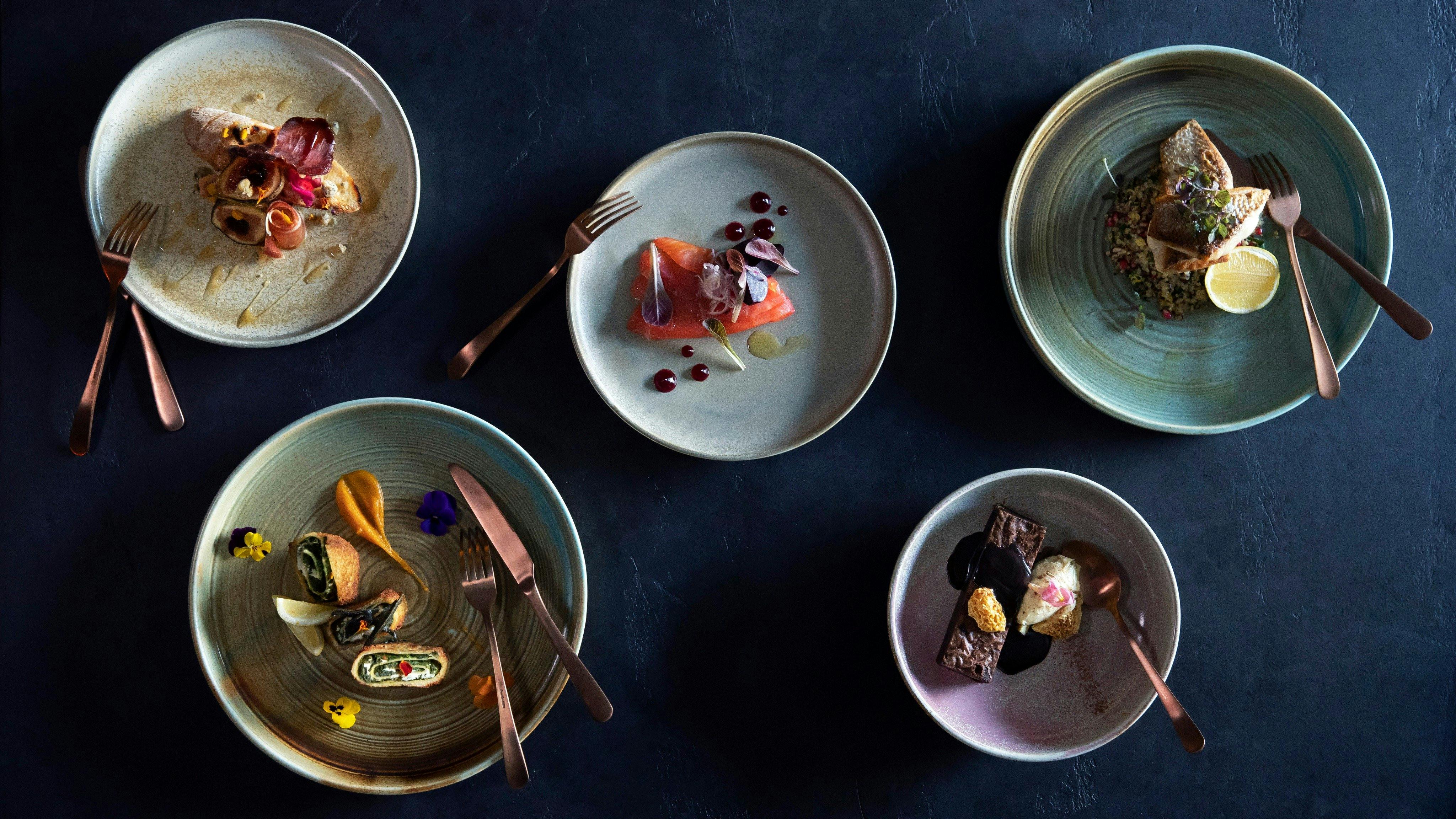 用铜器在盘子上选择菜肴