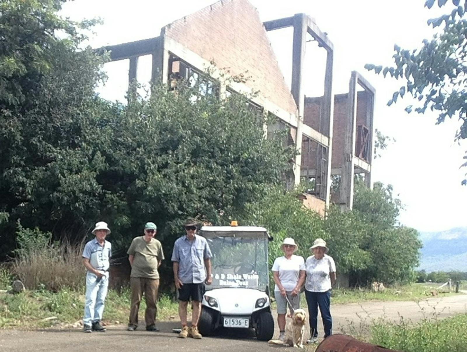 Glen Davis Shale Works 遗址礼宾 6 号运输车，用于移动游览页岩厂遗址。