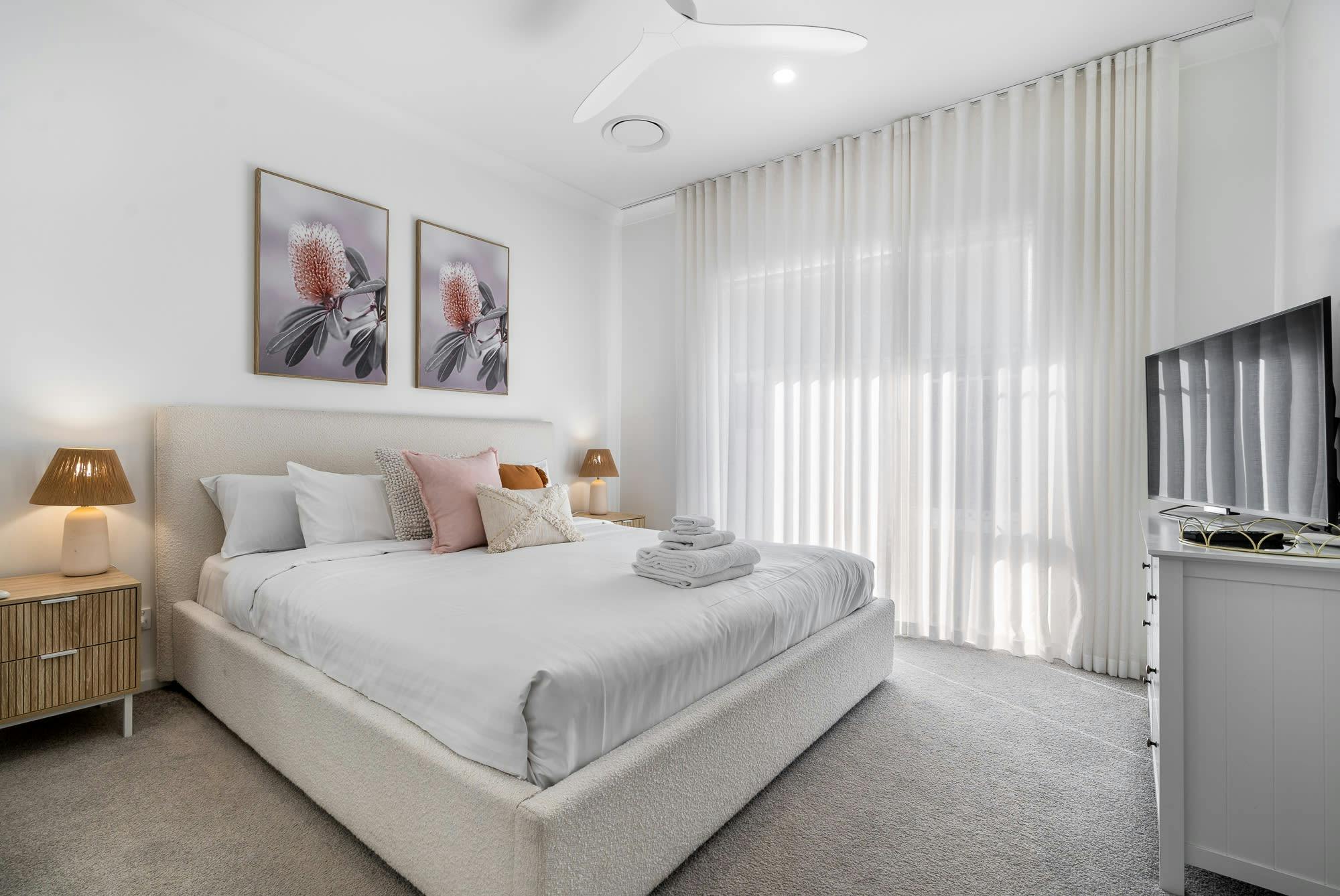 キングサイズベッド、専用バスルーム、ウォークインクローゼット、自然光が入る大きな窓、テレビ