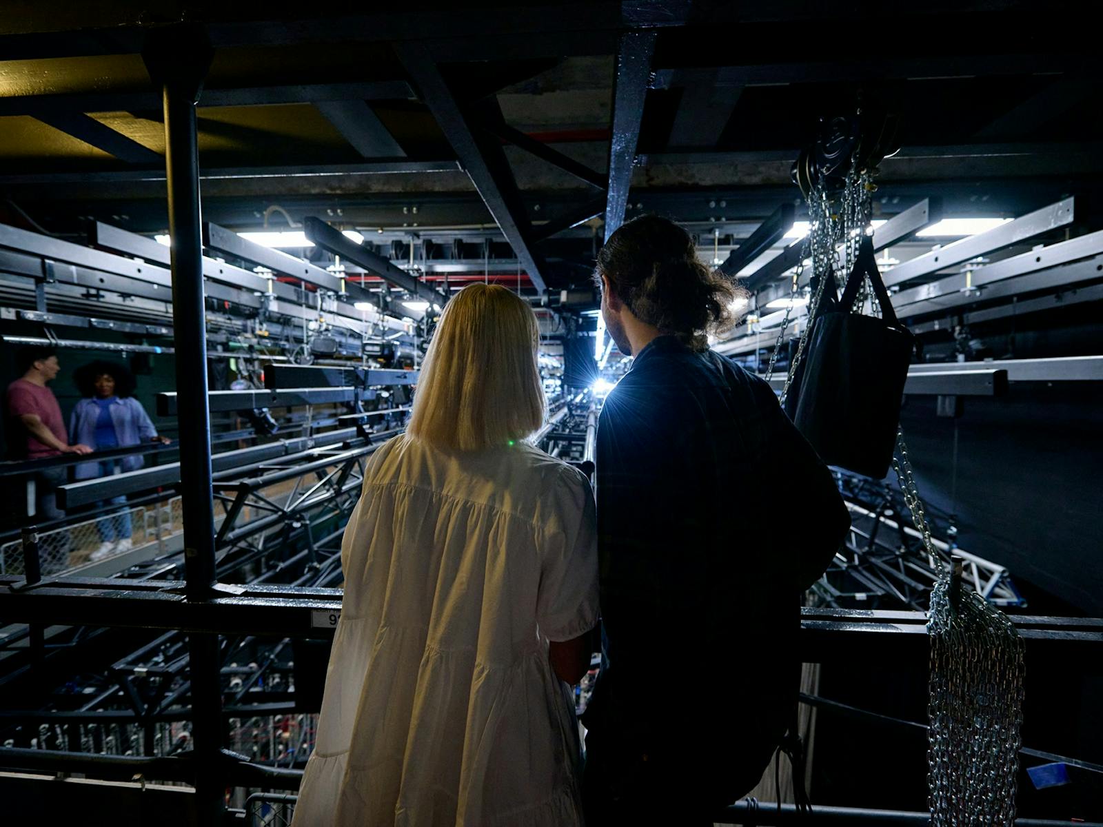 フライタワーから外を眺める女性と男性