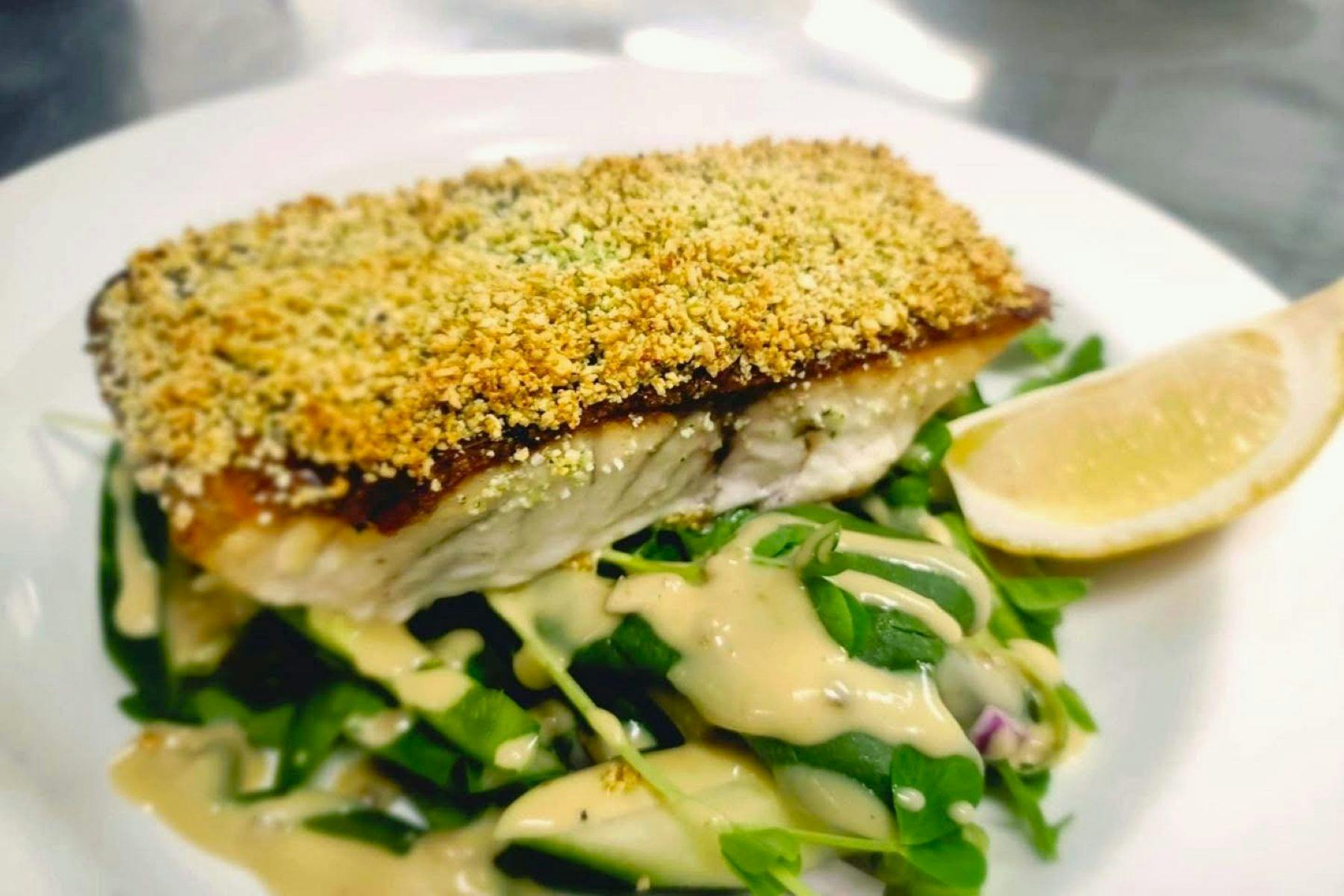 軽くパン粉をつけて揚げた白身魚を、クリームソースとサラダを添えてお召し上がりください。