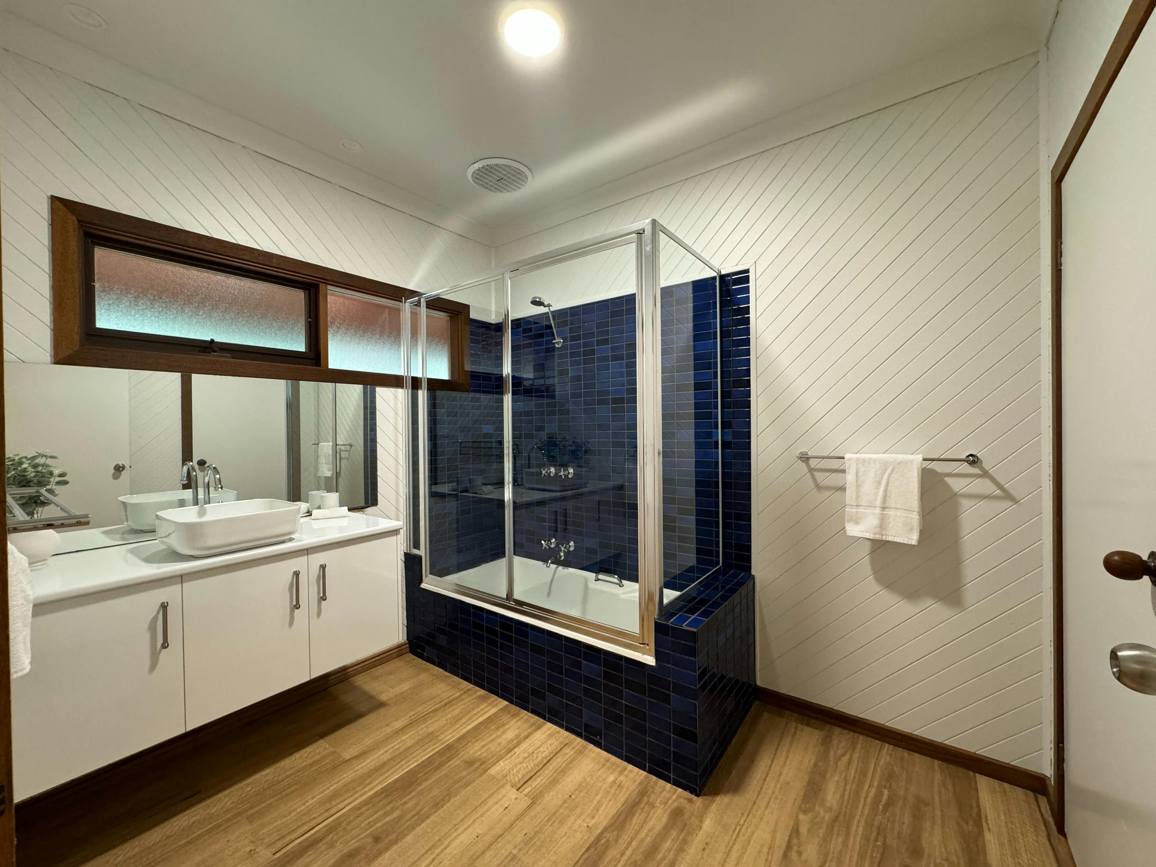 Mountbatten Lodge - Bathroom | Tasman Holiday Parks - Bright