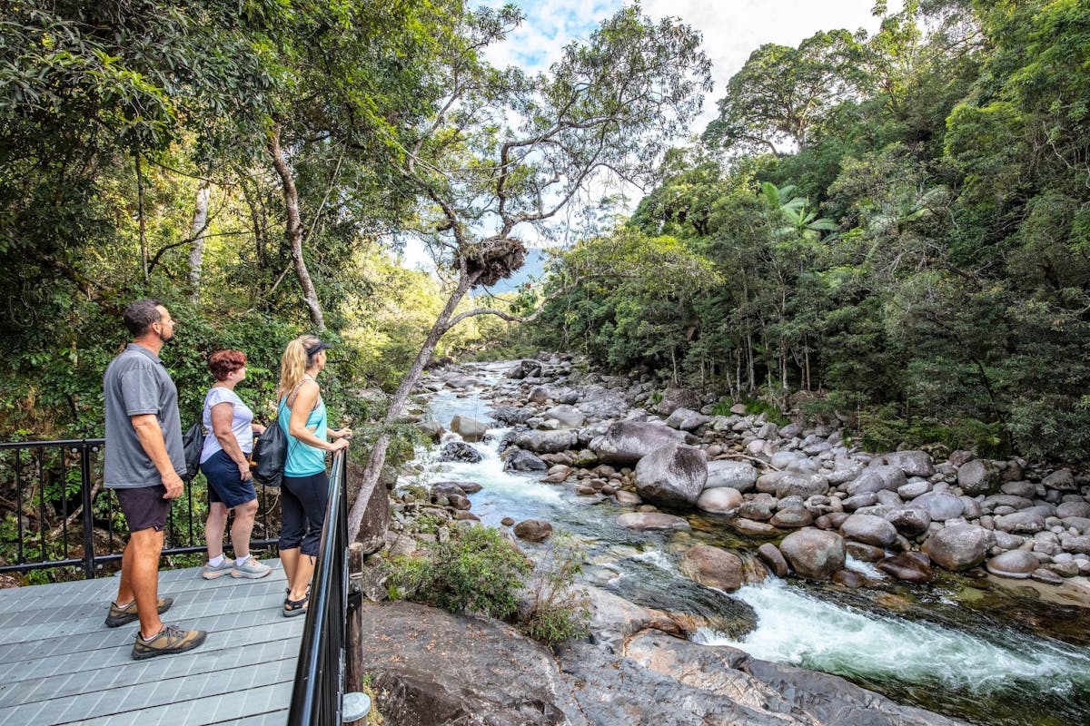 guests lookout over the Mosmsan Gorge lookout